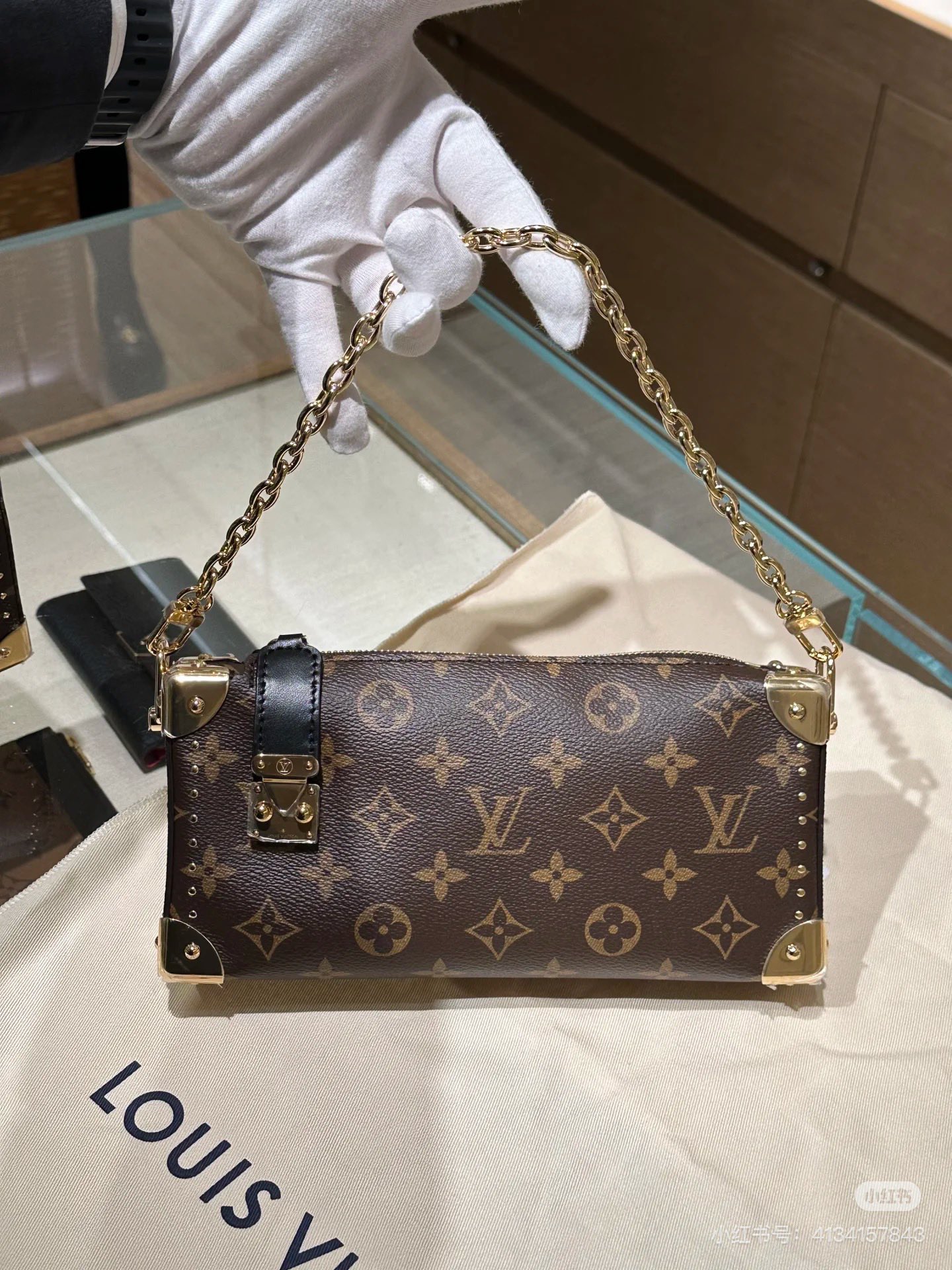 NO:201984,The top-level original univariate chip all-steel hardware model M13147 color-blocking slim trunk handbags debuted in an elegant manner. The 2025 cruise early spring show adds a new member to the classic trunk handbag series. Monogram canvas, monogram reverse canvas and smooth cowhide are cleverly blended, highlighting the iconic brushstrokes of nicolas ghesquière, s-lock locks and metal rivets pay tribute to the long tradition of the trunk series. 12 x 4 x 23 cm (height x width x length), LV [top original list], louis vuitton,versace,cowhide19860909顶级原单变码芯片全钢五金型号M13147拼色slim trunk 手袋以优雅之姿亮相 2025 cruise 早春秀场,为经典 trunk 手袋系列再添新成员.monogram 帆布、monogram reverse 帆布和光滑牛皮革饰边巧妙融合,彰显 nicolas ghesquière 的标志性笔触,s-lock 锁扣和金属铆钉致敬 trunk 系列的悠久传统. 12 x 4 x 23 厘米 (高 x 宽 x 长度),LV【顶级原单】,louis vuitton,versace,cowhide,Bag