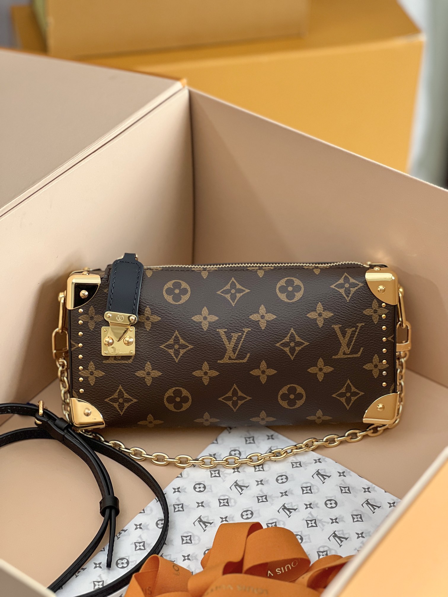 NO:207873,Genuine top-grade original single-code chip all-steel hardware model M13147 color-blocking slim trunk handbags debut in an elegant manner. The 2025 cruise early spring show adds a new member to the classic trunk handbag series. Monogram canvas, monogram reverse canvas and smooth cowhide trim cleverly combines nicolas ghesquière's signature brushstrokes, s-lock locks and metal rivets pay tribute to the long tradition of the trunk series. 12 x 4 x 23 cm (height x width x length), LV [top original list], louis vuitton,versace,cowhide19860909正品级 顶级原单变码芯片全钢五金型号M13147拼色slim trunk 手袋以优雅之姿亮相 2025 cruise 早春秀场,为经典 trunk 手袋系列再添新成员.monogram 帆布、monogram reverse 帆布和光滑牛皮革饰边巧妙融合,彰显 nicolas ghesquière 的标志性笔触,s-lock 锁扣和金属铆钉致敬 trunk 系列的悠久传统. 12 x 4 x 23 厘米 (高 x 宽 x 长度),LV【顶级原单】,louis vuitton,versace,cowhide,Bag