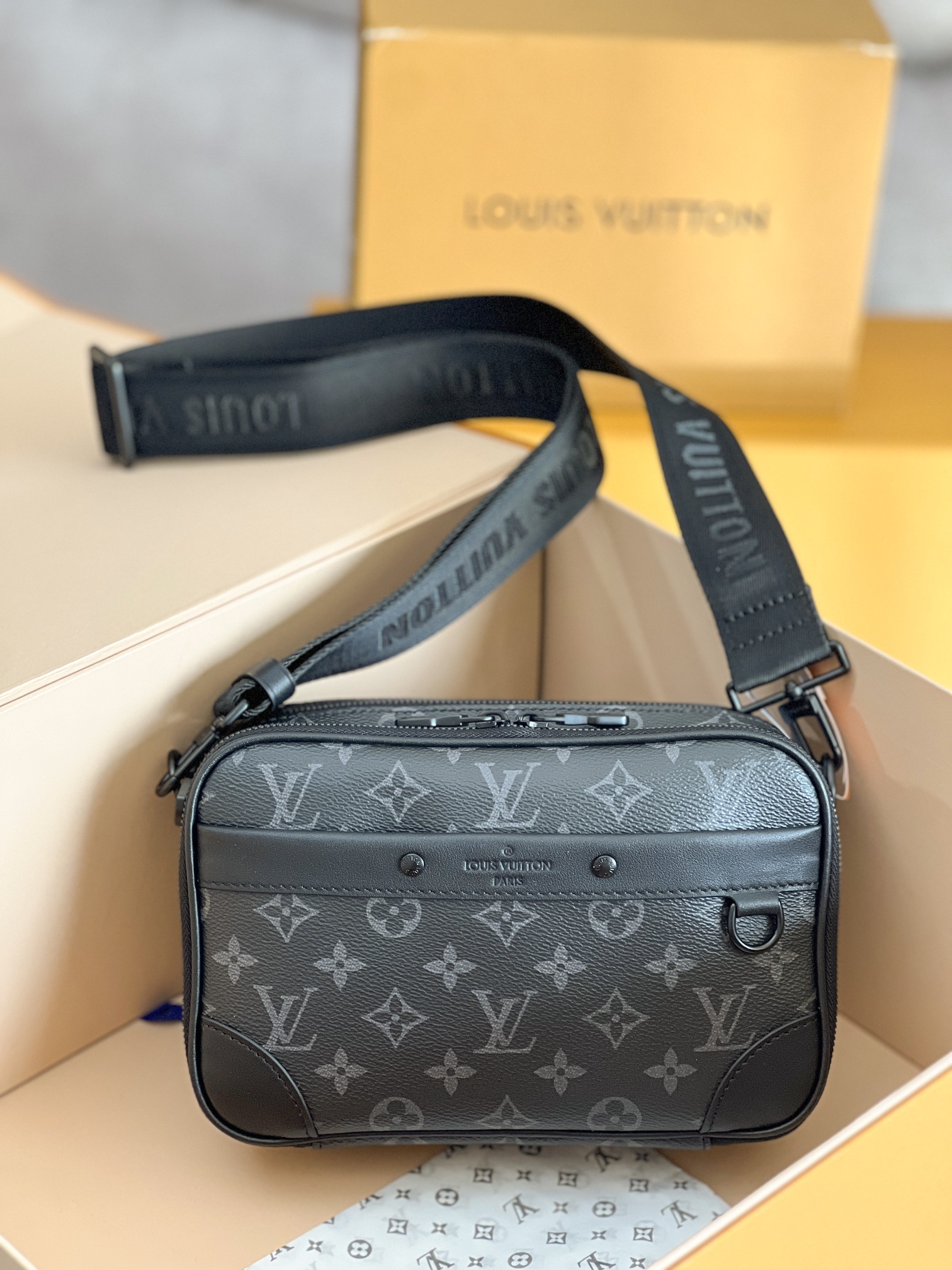 NO:212833,Large-sized shipment original hardware model M46955 black flower postman bag This Alpha postman bag is made of Monogram Eclipse canvas, which interprets the exquisite configuration with modern brushstrokes. Zipper compartment ensures the safety of the items, and the front bag rivets add brand mark. 24 x 16 x 8 cm (length x height x width), LV [top original list], christian louboutin, louis vuitton, loro piana19860909大号出货原单五金型号M46955黑花邮差包本款 Alpha 邮差包取材 Monogram Eclipse 帆布,以摩登笔触演绎玲珑构型.拉链隔层确保物品安全无虞,前袋铆钉再添品牌印记. 24 x 16 x 8厘米 (长度 x 高 x 宽),LV【顶级原单】,christian louboutin,louis vuitton,loro piana,Bag