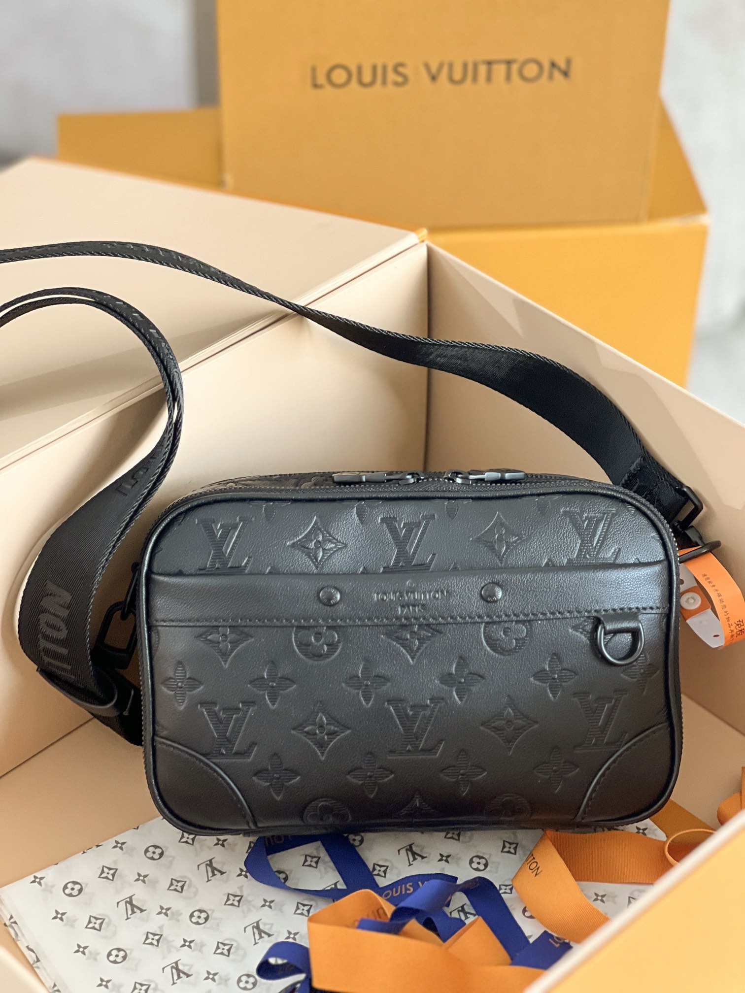 NO:212868,Large shipment original hardware model M46955 embossed postman bag This Alpha postman bag is made of Monogram Eclipse canvas, which interprets the exquisite configuration with modern brushstrokes. Zipper compartment ensures the safety of the items, and the front bag rivets add brand mark. 24 x 16 x 8 cm (length x height x width), LV [top original list], christian louboutin, louis vuitton, loro piana19860909大号出货原单五金型号M46955压花邮差包本款 Alpha 邮差包取材 Monogram Eclipse 帆布,以摩登笔触演绎玲珑构型.拉链隔层确保物品安全无虞,前袋铆钉再添品牌印记. 24 x 16 x 8厘米 (长度 x 高 x 宽),LV【顶级原单】,christian louboutin,louis vuitton,loro piana,Bag