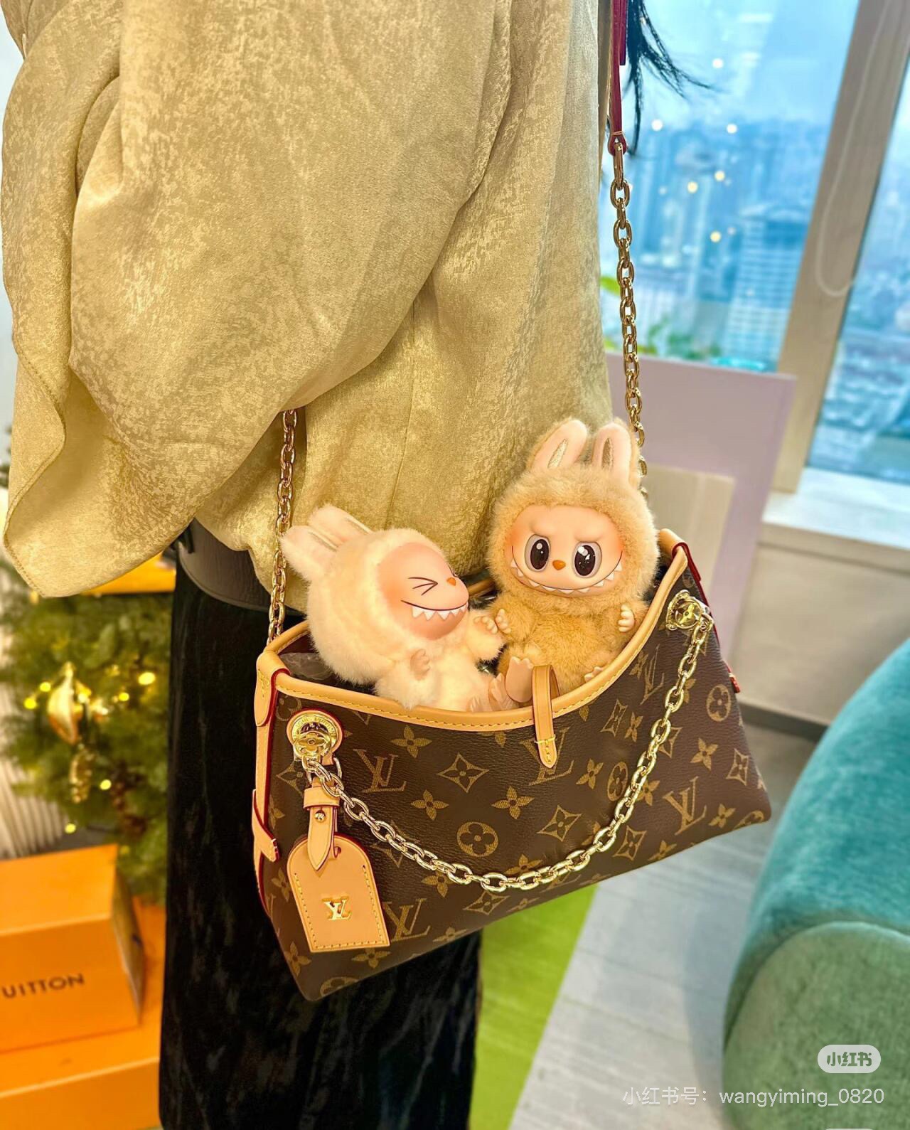 NO:205052,Top-grade original single all-steel hardware, variable code chip M13014 presbyterian This CarryAlBB Xph handbag is made of Monogram canvas, embellishing Monogram flowers for dazzling chains, lit up day and night occasions in a trendy manner. The leather brand and lace-up opening and closing complement each other, and the zipper inner bag is convenient for daily use of credit cards. Size 26×17x10 cm, LV [top-grade original single], louis vuitton19860909顶级原单全钢五金 变码芯片M13014 老花 本款CarryAlBB Xph手袋取材Monogram帆布,为耀目链条点缀Monogram花卉,以潮流之姿点亮昼夜场合.皮革名牌与系带开合相得益彰,拉链内袋方便日常取用信用卡. 尺寸26×17x10厘米,LV【顶级原单】,louis vuitton,Bag