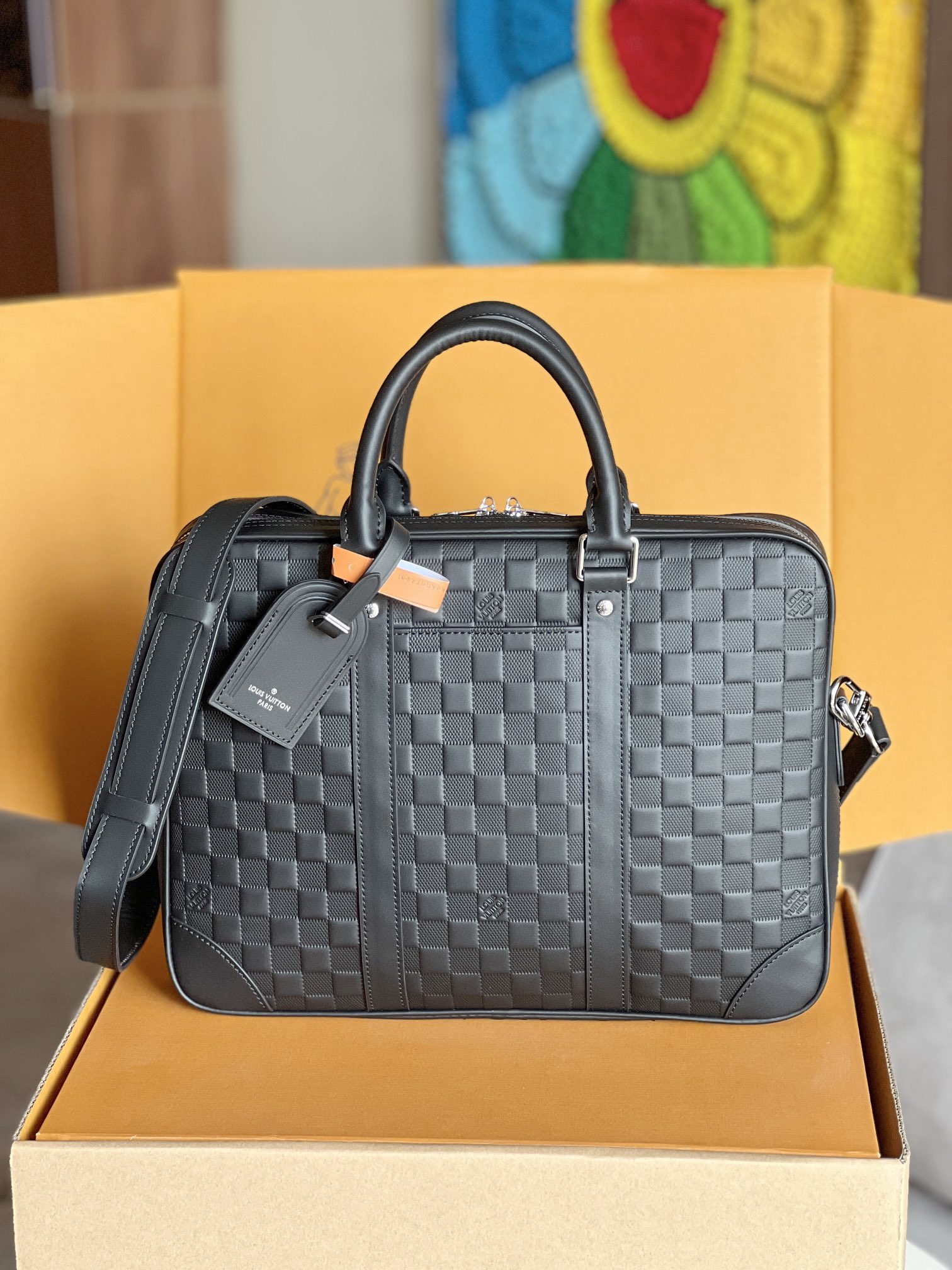 NO:212856,Original first layer cowhide original hardware variable code chip overseas original, model N40444, exclusive real shot!  This voyage small briefcase is made of damier infini cowhide leather, embossed with chessboard embossed with elegant style. The leather cut handle and detachable brand, and the removable and adjustable shoulder straps perfectly designed. Size 36.5×27.5×6cm, LV [top original list], louis vuitton, cowhide19860909原厂头层牛皮原单五金变码芯片海外原单,型号N40444,独家实拍！本款 voyage 小号公文包取材 damier infini 牛皮革,以棋盘格压纹传递儒雅风范.皮革裁出手柄和可拆卸名牌,可拆卸并调节的肩带完善功能设计.尺寸36.5×27.5×6cm,LV【顶级原单】,louis vuitton,cowhide,Bag