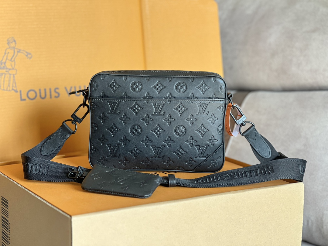 NO:719935,Top original 163 transcoding chip, M69827 full leather embossed messenger bag, first-layer cowhide duo messenger bag in monogram shadow leather with classic monogram pattern embossing, showing calmness and elegance in modernity. Louis Vuitton logo texture embellishes the shoulder strap, equipped with a detachable coin bag. Full leather embossed two-piece shoulder bagoo[handshake][handshake] Detailed features 26.0 x 18.5 x  5.0cm, LV [top original order], louis vuitton, louis vuitton, satchels, cowhide19860909顶级原单163变码芯片,M69827全皮压花 邮差包 头层牛皮 duo 邮差包于 monogram shadow 皮革浮现经典 monogram 图案压纹,摩登之中浅露沉稳与雅致.路易威登标识织纹点缀肩带,配有可拆卸零钱袋.全皮压花二件套挎包oo[握手][握手]详细特征26.0 x 18.5 x 5.0cm,LV【顶级原单】,louis vuitton,louis vuitton,satchels,cowhide,Bag