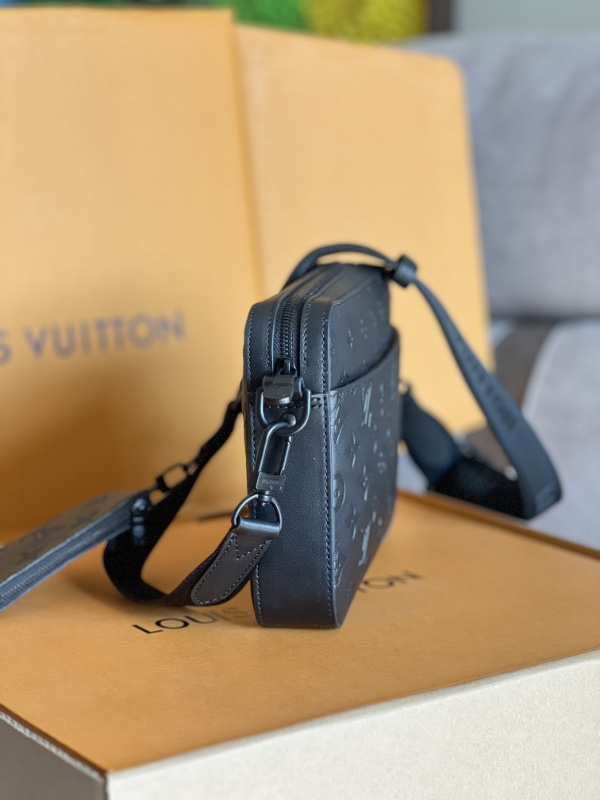 NO:204988,Original single m69827 full leather embossed duo postman bag, first layer cowhide duo postman bag on monogram shadow leather emerges classic monogram pattern embossed, modern and light exposure calm and elegant. Louis Vuitton logo weaving straps, equipped with removable coin bag. Full leather embossed two-piece shoulder bag oo[handshake][handshake] detailed features 26.0 x 18.5 x 5.0cm, LV [top original list], louis vuitton, louis vuitton,satchels,cowhide19860909原单m69827全皮压花 duo 邮差包 头层牛皮 duo 邮差包于 monogram shadow 皮革浮现经典 monogram 图案压纹,摩登之中浅露沉稳与雅致.路易威登标识织纹点缀肩带,配有可拆卸零钱袋.全皮压花二件套挎包oo[握手][握手]详细特征26.0 x 18.5 x 5.0cm,LV【顶级原单】,louis vuitton,louis vuitton,satchels,cowhide,Bag