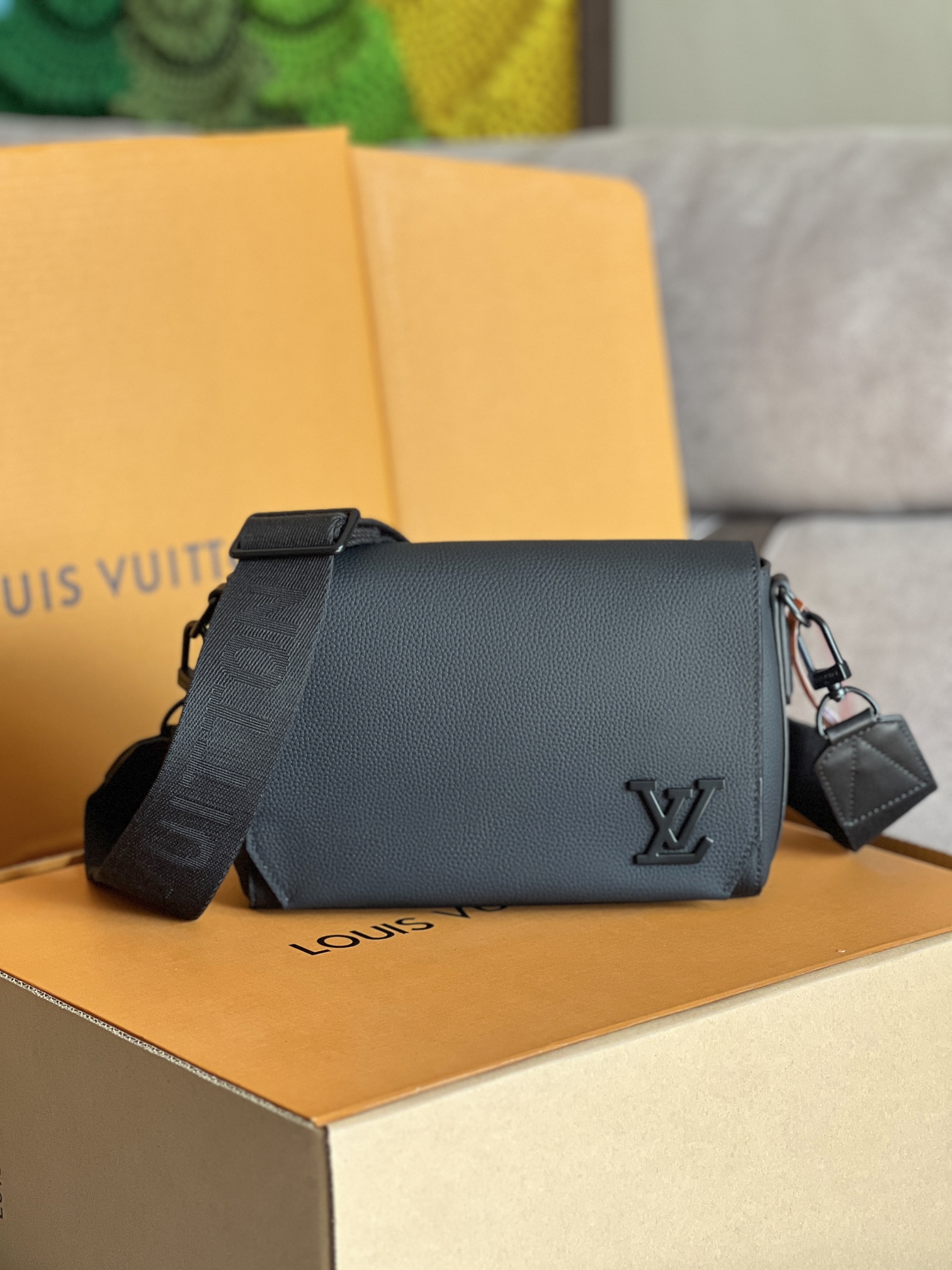 NO:205870,Genuine grade 540 All-steel hardware coded chip model M24769 black small postman This Takeoff small postman bag is made of cowhide leather, and the iconic elements of the LV Aerogram series are continued with an obtuse flap and LV logo. The close-fitting configuration combined with a removable wide shoulder strap makes it a good choice for daily travel. 22 x 16.5 x 7 cm (length x height x width), LV [top original list], off white, louis vuitton, cowhide19860909正品级540 全钢五金编码芯片型号M24769黑小号邮差本款 Takeoff 小号邮差包取材牛皮革,以钝角翻盖和 LV 标识延续 LV Aerogram 系列的标志性元素.贴身构型结合可拆卸宽幅肩带,成就日常出行佳选. 22 x 16.5 x 7厘米 (长度 x 高 x 宽),LV【顶级原单】,off white,louis vuitton,cowhide,Bag