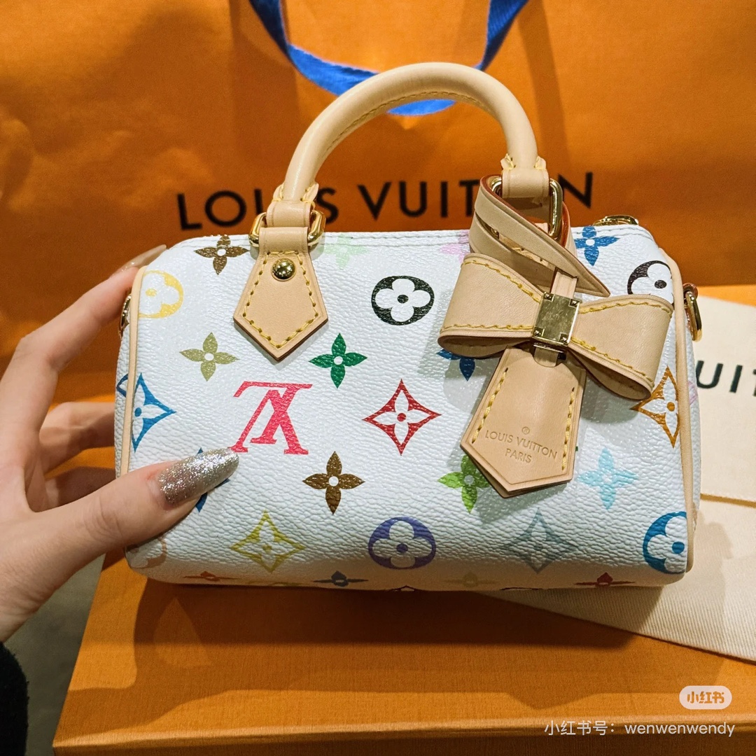 NO:207757,【NANO SPEEDY handbag】M13391 White Color m13406 Black Color (Murakami Takashi) Nano Speedy handbag made of classic redesigned Monogram canvas exudes the ultimate femininity and is ideal for you to carry daily necessities. This handbag is the perfect mini version of the prototype Speedy handbag, with exquisite stitching and extremely lightweight, with adjustable straps and removable Size 16.0 x 11.0 x 9.0 cm, LV [top original list], louis vuitton19860909【NANO SPEEDY 手袋】M13391 白彩 m13406 黑彩（三彩-村上隆） 以经典改版的Monogram帆布制成的Nano Speedy手袋,散发极致女人味,是您携带日常用品的理想之选.这款手袋是原型Speedy手袋的完美迷你版,缝线精致,轻盈无比,肩带可调节、可拆卸 尺寸 16.0 x 11.0 x 9.0 cm,LV【顶级原单】,louis vuitton,Bag