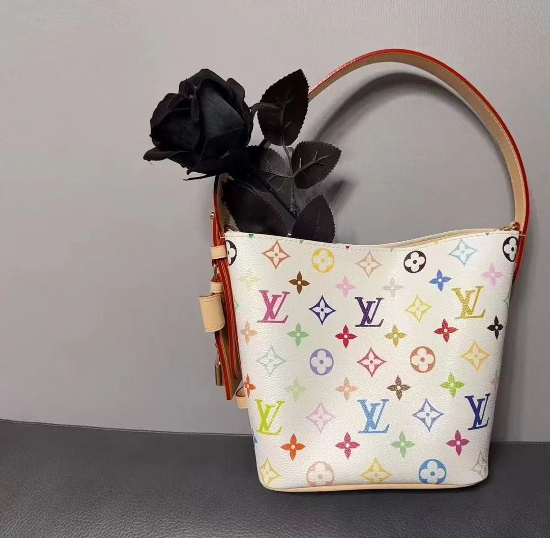 NO:207762,【Original List】M13089 White Color Bucket Bag Series LV x TM ALL IN BB Handbag (Murakami Takashi) This All In BB Handbag conveys the fun style of Louis Vuitton x Murakami Takashi with vivid details. Monogram coated canvas presents the colorful rainbow tones of the artist's pen, and the brand is decorated with bows and padlocks. Use adjustable cowhide handles and leather shoulder straps, and the hand, shoulder and crossbody are replaced with the heart. Size 18 x 12 x 16 cm.,LV【Top Original List】,louis vuitton,louis vuitton,cowhide19860909【原单】M13089白彩 水桶包系列 LV x TM ALL IN BB 手袋（三彩-村上隆）本款 All In BB 手袋以灵动细节传递路易威登 x 村上隆再版系列的玩趣格调.Monogram 涂层帆布呈现艺术家笔下斑斓的彩虹色调,名牌融入蝴蝶结和挂锁装饰.巧用可调节牛皮革手柄和皮革肩带,手提、肩背和斜挎随心而换.尺寸18 x 12 x 16 厘米.,LV【顶级原单】,louis vuitton,louis vuitton,cowhide,Bag
