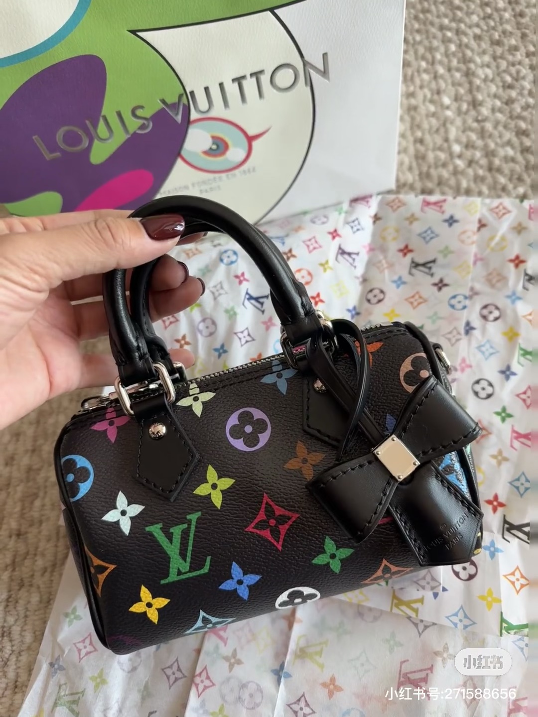 NO:207748,M13406 black color pillow bag seedy series lv Murakami Takashi jointly signed nanoseedy handbag m13391 white color This nanoseedy handbag combines monogram canvas and cowhide trim printing, interprets white three-color black three-color with 33 colorful colors to launch twelve pieces that are popular around the world and are loved by celebrities. 16x10x7.5 cm., LV [top original list], louis vuitton, cowhide19860909M13406黑彩 枕头包seedy系列 lv村上隆联名nanoseedy 手袋 m13391白彩 本款nano seedy手袋结合monogram帆布和牛皮革饰边印花、以33种缤纷色彩演绎白三彩黑三彩推出十二截火爆全球深受明星名人喜爱.16x10x7.5厘米.,LV【顶级原单】,louis vuitton,cowhide,Bag