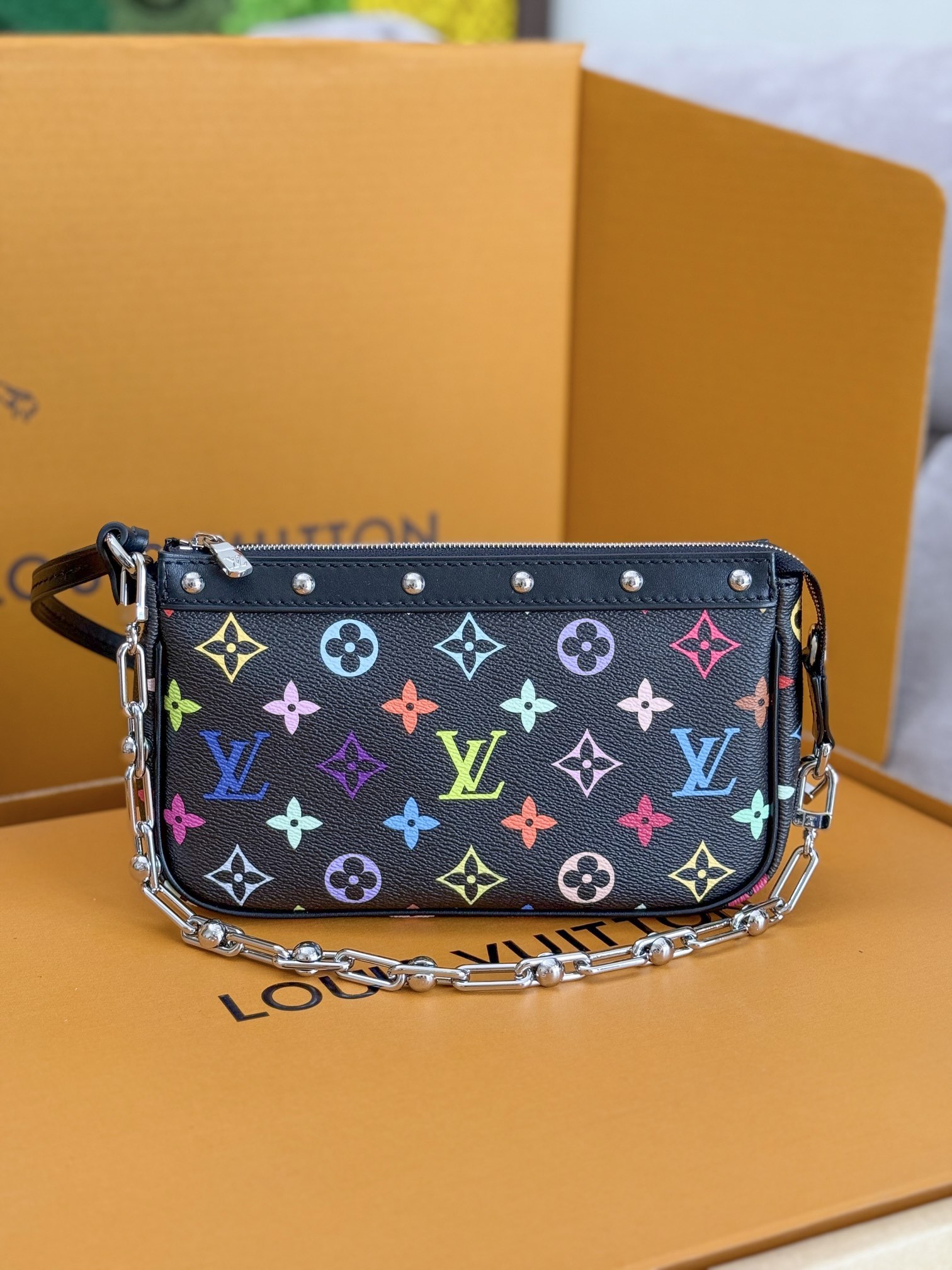 NO:207760,Top original single M13404 white color, M13663 black color, this Pochette Accessoires handbag is made of coated canvas, and uses colorful Monogram patterns to interpret the agile style of Louis Vuitton x Murakami Takashi's cross-border cooperation series. Cowhide leather trim and dazzling metal parts are exquisite in detail, and the removable shoulder straps and chains are flexible to carry. Dimensions 22 x 13 x 4 cm (Length x Height x Width), LV [Top original single], louis vuitton, louis vuitton, cowhide19860909顶级原单M13404白彩,M13663黑彩,本款 Pochette Accessoires 手袋取材涂层帆布,以缤纷 Monogram 图案演绎路易威登 x 村上隆跨界合作系列的灵动格调.牛皮革饰边和耀目金属件点睛考究细节,可拆卸肩带和链条实现灵活背携.尺寸22 x 13 x 4 厘米（长 x 高 x 宽 ),LV【顶级原单】,louis vuitton,louis vuitton,cowhide,Bag