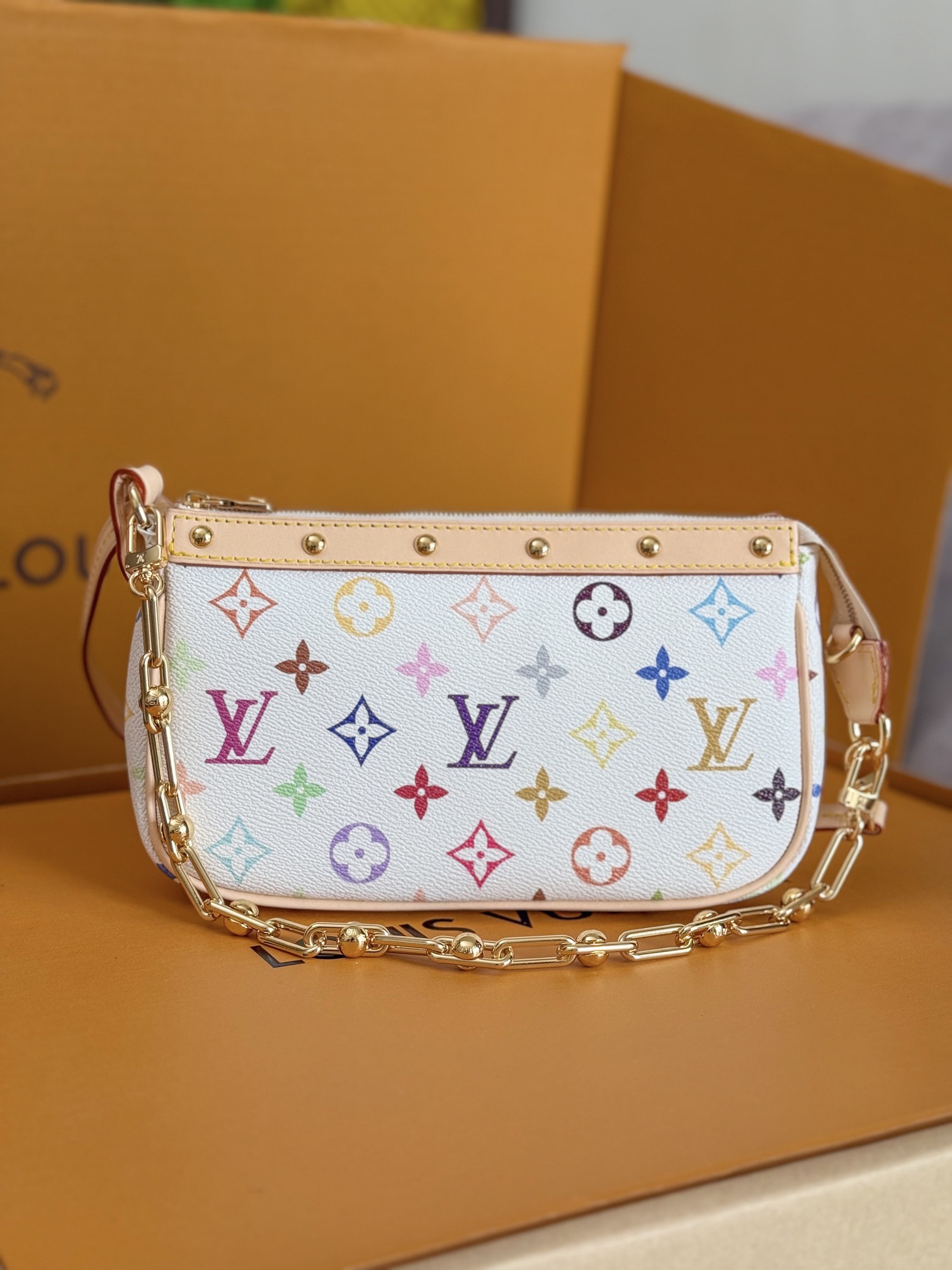 NO:206976,Genuine grade top-grade original single M13404 white color, M13663 black color, this Pochette Accessoires handbag is made of coated canvas, and uses colorful Monogram patterns to interpret the agile style of Louis Vuitton x Murakami Takashi's cross-border cooperation series. Cowhide leather trim and dazzling metal parts are exquisite in detail, and the removable shoulder straps and chains are flexible to carry. Dimensions 22 x 13 x 4 cm (Length x Height x Width), LV [Top Original Single], louis vuitton, louis vuitton, cowhide19860909正品级 顶级原单M13404白彩,M13663黑彩,本款 Pochette Accessoires 手袋取材涂层帆布,以缤纷 Monogram 图案演绎路易威登 x 村上隆跨界合作系列的灵动格调.牛皮革饰边和耀目金属件点睛考究细节,可拆卸肩带和链条实现灵活背携.尺寸22 x 13 x 4 厘米（长 x 高 x 宽 ),LV【顶级原单】,louis vuitton,louis vuitton,cowhide,Bag