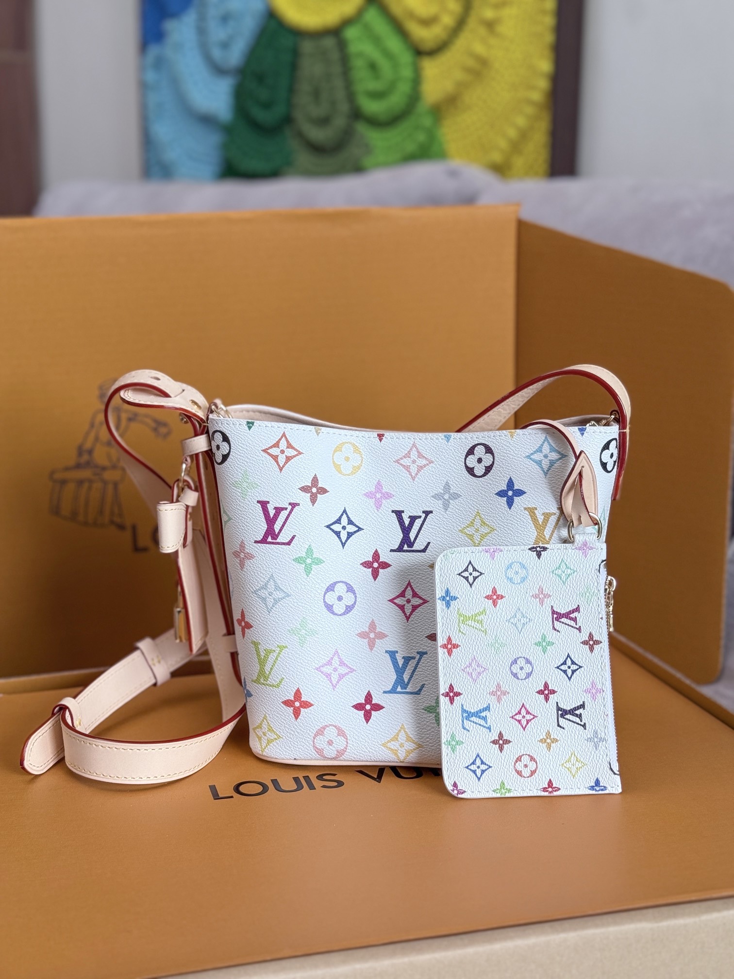 NO:207756,【Original List】M13089 White Color Bucket Bag Series LV x TM ALL IN BB Handbag (Murakami Takashi) This All In BB Handbag conveys the fun style of Louis Vuitton x Murakami Takashi with vivid details. Monogram coated canvas presents the colorful rainbow tones of the artist's pen, and the brand is decorated with bows and padlocks. Use adjustable cowhide handles and leather shoulder straps, and the hand, shoulder and crossbody are replaced with the heart. Size 18 x 12 x 16 cm.,LV【Top Original List】,louis vuitton,louis vuitton,cowhide19860909【原单】M13089白彩 水桶包系列 LV x TM ALL IN BB 手袋（三彩-村上隆）本款 All In BB 手袋以灵动细节传递路易威登 x 村上隆再版系列的玩趣格调.Monogram 涂层帆布呈现艺术家笔下斑斓的彩虹色调,名牌融入蝴蝶结和挂锁装饰.巧用可调节牛皮革手柄和皮革肩带,手提、肩背和斜挎随心而换.尺寸18 x 12 x 16 厘米.,LV【顶级原单】,louis vuitton,louis vuitton,cowhide,Bag