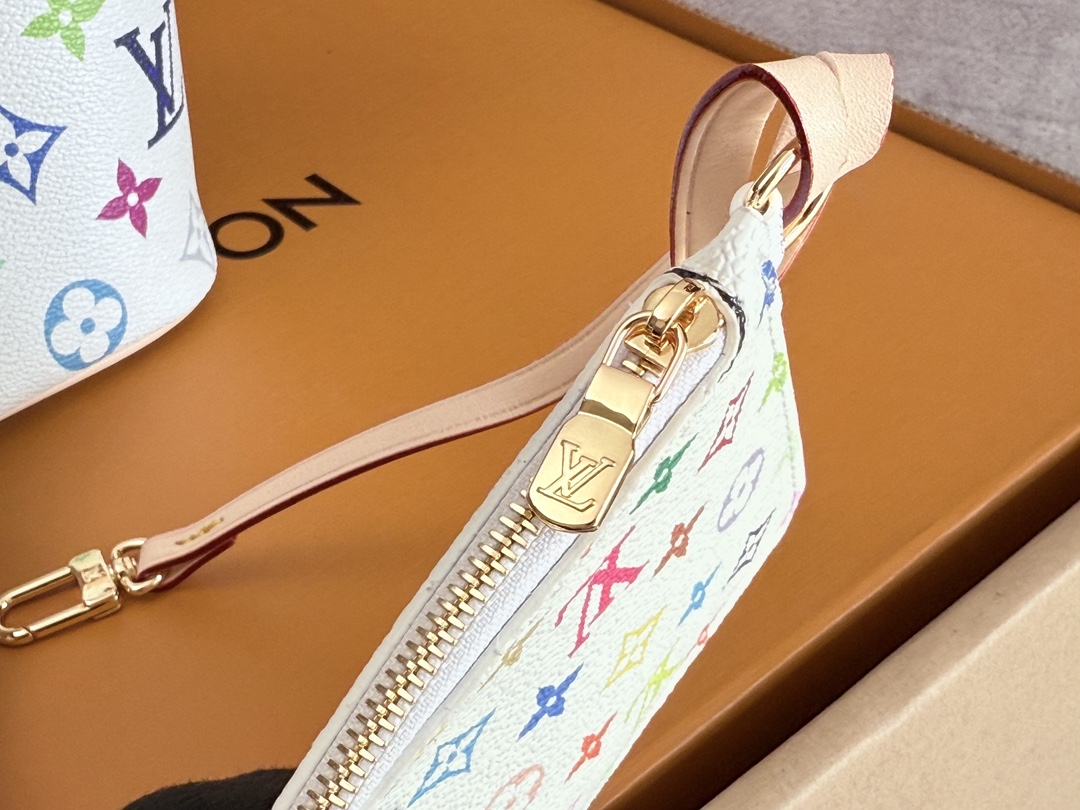 NO:207759,【Original List】M13089 White Color Bucket Bag Series LV x TM ALL IN BB Handbag (Murakami Takashi) This All In BB Handbag uses vivid details to convey the fun style of Louis Vuitton x Murakami Takashi's reprint series.,LV [Top Original List],louis vuitton,louis vuitton,louis vuitton19860909【原单】M13089白彩 水桶包系列 LV x TM ALL IN BB 手袋（三彩-村上隆）本款 All In BB 手袋以灵动细节传递路易威登 x 村上隆再版系列的玩趣格调.,LV【顶级原单】,louis vuitton,louis vuitton,Bag