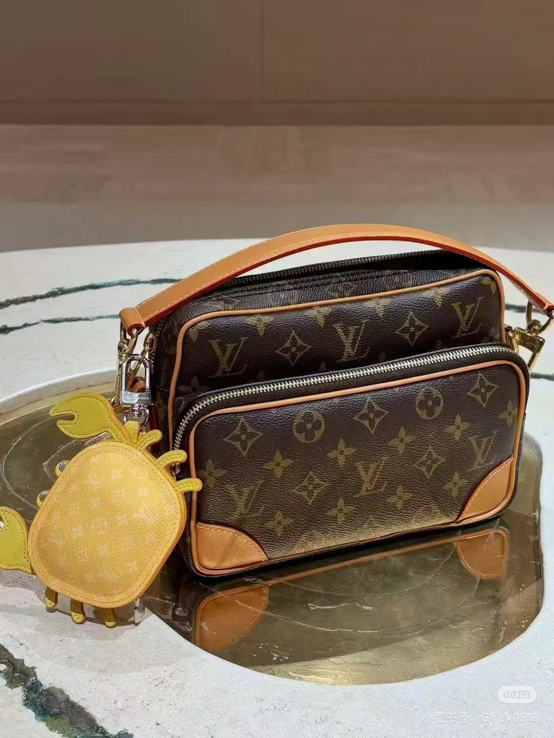 NO:206783,Top original single model M14016 old flower Top original single dynamic code nil handbag is stylish and compact, belonging to the monogram archive series, and is made of monogram coated canvas and decorated with cowhide leather. The handbag combines retro details and modern elegant style, the corners are reinforced, and matched with harrell williams' newly launched pearl zipper. The removable handle and strap are flexible and portable. 25.0 x 17.5 x 11.0 cm (Length x Height x Width), LV [Top original single], louis vuitton,cowhide19860909顶级原单型号M14016老花 顶级原单 动态变码 nil 手袋时尚小巧,属于 monogram archive 系列,以 monogram 涂层帆布制作包身,并饰以牛皮革镶边.手袋融合复古细节与现代雅致格调,包角经过加固,并搭配 harrell williams 新近推出的珍珠拉链.可拆卸手柄与背带灵活便携.25.0 x 17.5 x 11.0 厘米 (长 x 高 x 宽),LV【顶级原单】,louis vuitton,cowhide,Bag