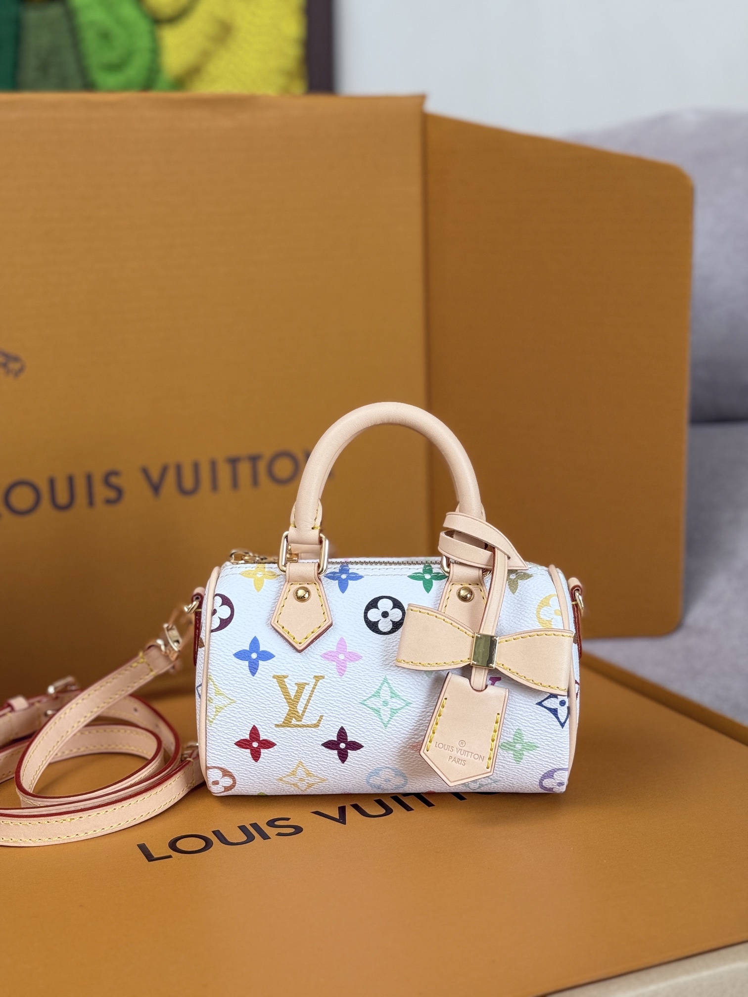 NO:207751,【NANO SPEEDY handbag】M13391 White Color m13406 Black Color (Murakami Takashi) Nano Speedy handbag made of classic redesigned Monogram canvas exudes the ultimate femininity and is ideal for you to carry daily necessities. This handbag is the perfect mini version of the prototype Speedy handbag, with exquisite stitching and extremely lightweight, with adjustable straps and removable Size 16.0 x 11.0 x 9.0 cm, LV [top original list], louis vuitton19860909【NANO SPEEDY 手袋】M13391 白彩 m13406 黑彩（三彩-村上隆） 以经典改版的Monogram帆布制成的Nano Speedy手袋,散发极致女人味,是您携带日常用品的理想之选.这款手袋是原型Speedy手袋的完美迷你版,缝线精致,轻盈无比,肩带可调节、可拆卸 尺寸 16.0 x 11.0 x 9.0 cm,LV【顶级原单】,louis vuitton,Bag