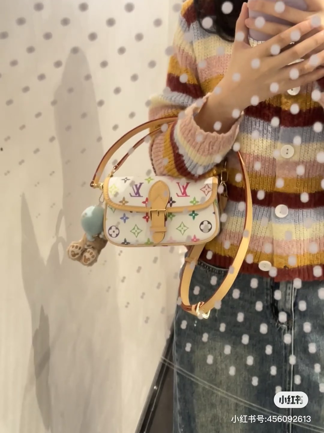 NO:207742,Original single-quality model M14194, replica white three-color, LV new baguette small shipped 20cm folding box packaging This Nano Diane is a Monogram canvas bag with retro elements such as leather corners and traditional buckles, replicating prototype details such as rounded flap and belt-style opening and closing. Enriched space to store mobile phones and daily needs, removable handles and removable and adjustable shoulder straps to achieve flexible carrying, suitable for day and night occasions. 19x 10.5x6 cm., LV [top original list], louis vuitton19860909原单品质型号M14194,复刻版白三彩,LV 新款法棍小号出货啦 20cm 折叠盒包装 本款Nano Diane为Monogram帆布包身融入皮革包角和传统搭扣等复古元素,复现圆润翻盖和腰带式开合等原型细节.充裕空间可收纳手机和日常所需,可拆卸手柄和可拆卸并调节的肩带实现灵活背携,昼夜场合皆宜.19x 10.5x6厘米.,LV【顶级原单】,louis vuitton,Bag