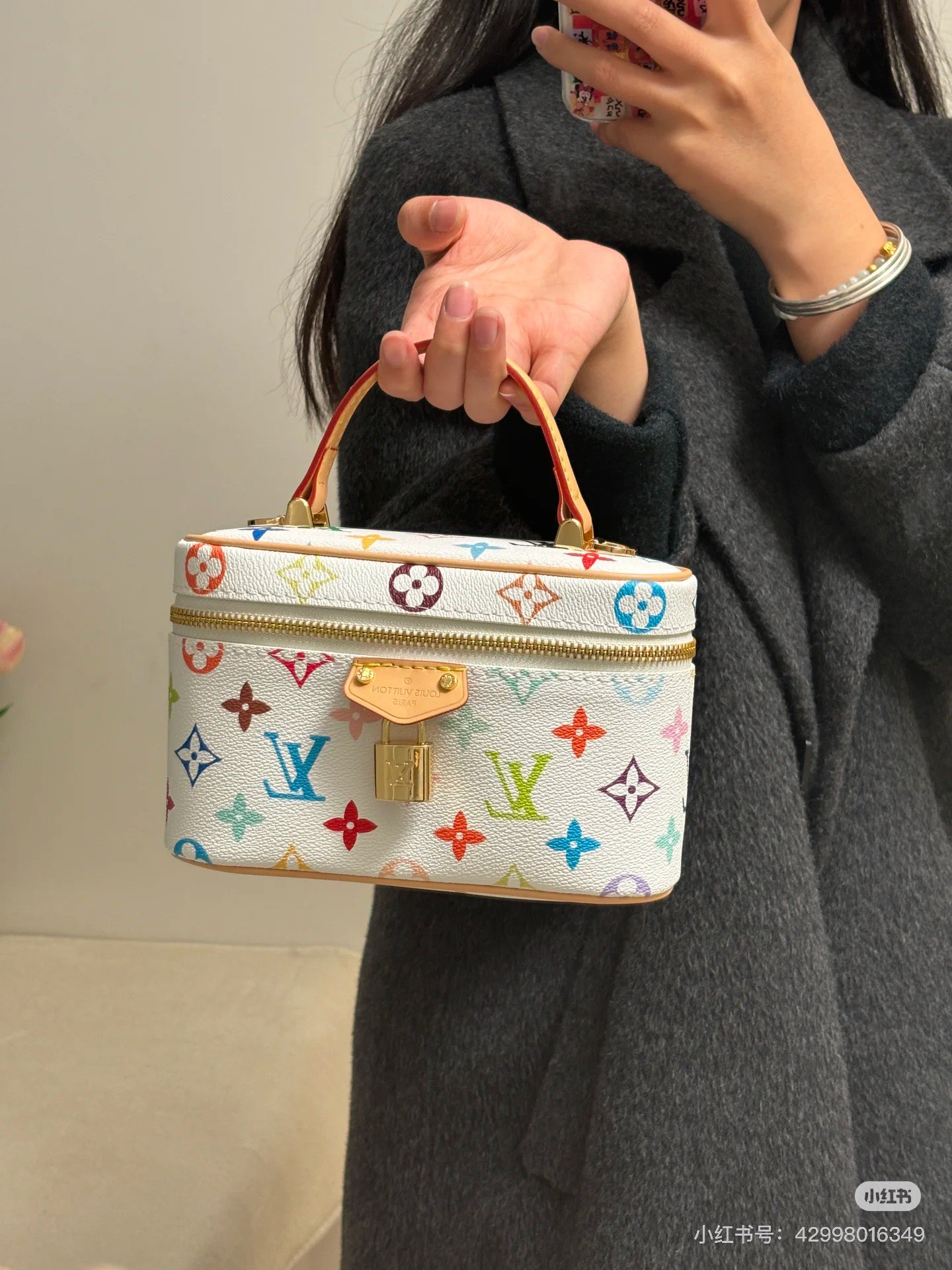 NO:207741,【lv x tm vanity chain ouch handbag】 M13662 White Color (Three Color-Murakami Takashi) This vanity ouch handbag comes from Louis Vuitton x Murakami Takashi reprint series, reinterpreting the brand's classic monogram pattern in the bright tones of the artist. The coated canvas is blended with cowhide, zipper opening and closing, removable chain and lv inscription padlock and add metallic luster. Size 11.5 x 6.5 x 19 cm, LV [top original list], louis vuitton, louis vuitton, cowhide19860909【lv x tm vanity chain ouch 手袋】 M13662 白彩（三彩-村上隆） 本款 vanity ouch 手袋出自路易威登 x 村上隆再版系列,以艺术家的鲜明色调重绎品牌经典 monogram 图案.涂层帆布融入牛皮革饰边,拉链开合、可拆卸链条和 lv 铭纹挂锁再添金属莹泽. 尺寸11.5 x 6.5 x 19 厘米,LV【顶级原单】,louis vuitton,louis vuitton,cowhide,Bag
