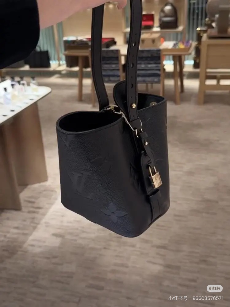 NO:701294,Top original 163 transcoding chip, model M13480 black M13045 gray M12925 This All InBB Xph handbag is made of Monogram canvas with glossy metal parts, and the iconic padlock and nameplate highlight the classic style. The adjustable shoulder strap continues the brand's luggage heritage, and the leather shoulder strap adds crossbody and shoulder carry options. The foldable design allows the silhouette to be freely retracted, and there is ample space to make it a daily choice.  Size 16x18x12 cm, LV [top quality original order], louis vuitton19860909顶级原单163变码芯片,型号M13480黑色 M13045 灰色 M12925本款 All InBB Xph手袋为Monogram帆布搭配亮泽金属件,以标志性挂锁和名牌彰显经典格调.可调节肩带延续品牌制箱传承,皮革肩带增添斜挎和肩背选择.可折叠设计实现廓形的自如收放,充裕空间成就日常佳选 尺寸16x18x12厘米,LV【顶级原单】,louis vuitton,Bag