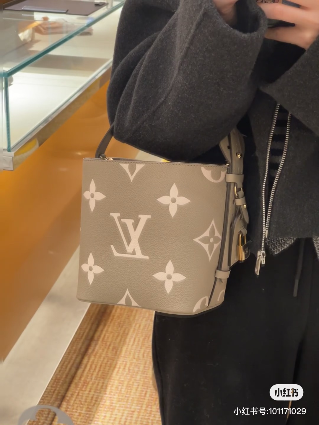 NO:210135,[Top original single] variable code chip, model M13480 black M13045 gray M12925 This model All InBB Xph handbag is paired with shiny metal parts for Monogram canvas, highlighting the classic style with iconic padlocks and famous brands. The adjustable shoulder strap continues the inheritance of the brand box, and the leather shoulder straps add crossbody and shoulder back choice. The foldable design achieves the free retracting and releasing of the silhouette, and abundant space makes it a good choice for daily use. Size 16x18x12 cm, LV [Top original single], louis vuitton19860909【顶级原单】变码芯片,型号M13480黑色 M13045 灰色 M12925本款 All InBB Xph手袋为Monogram帆布搭配亮泽金属件,以标志性挂锁和名牌彰显经典格调.可调节肩带延续品牌制箱传承,皮革肩带增添斜挎和肩背选择.可折叠设计实现廓形的自如收放,充裕空间成就日常佳选 尺寸16x18x12厘米,LV【顶级原单】,louis vuitton,Bag