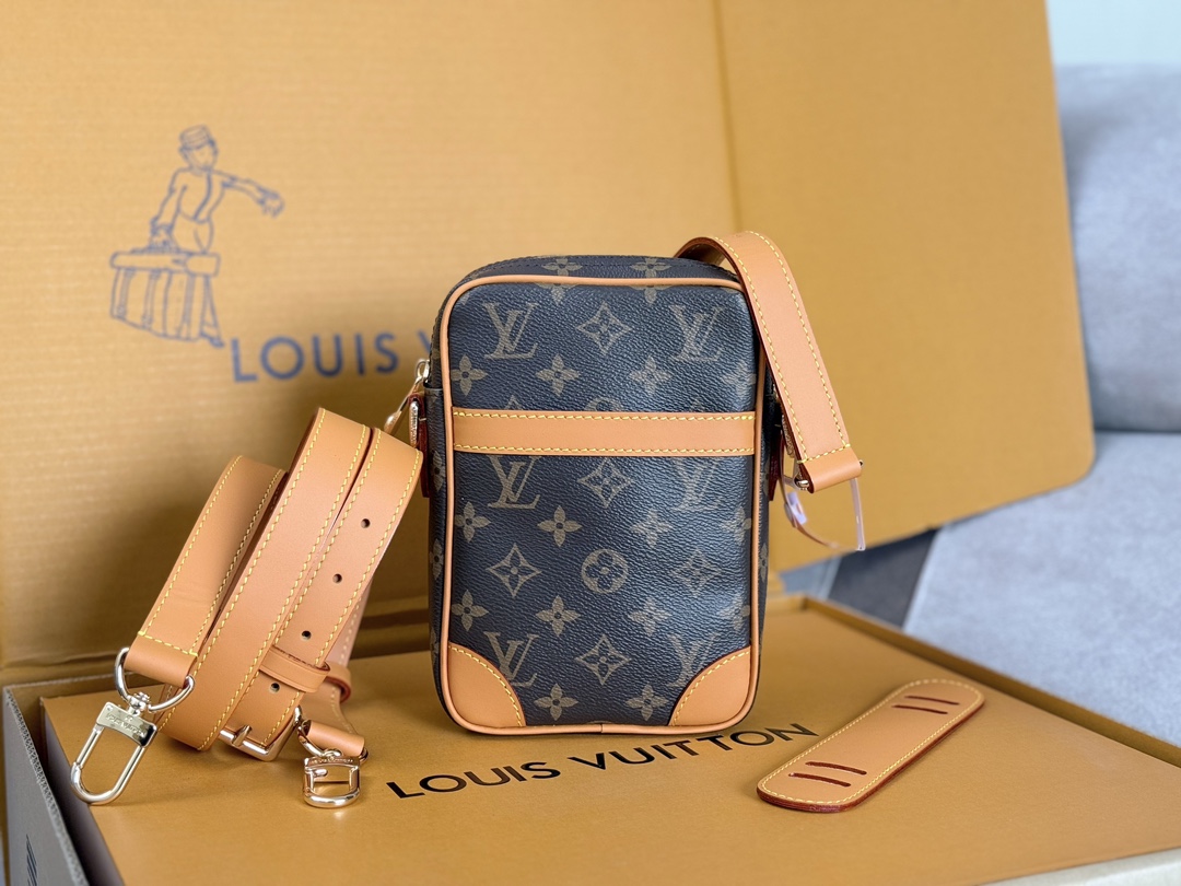 NO:206763,Genuine grade model M14013 old-fashioned top original list Dynamically variable coded danube crossbody bag is made of cowhide leather configuration, reminiscing the style launched by Louis Vuitton in the 1980s. The slightly faded monogram print brings the monogram canvas look. In addition to the zippered main compartment, there is also a practical flip pocket on the front. The removable metal label contains the words Louis Vuitton. 16.0 x 21.0 x 6.0 cm (Length x Height x Width), LV [Top Original List], louis vuitton, louis vuitton,satchels, crossbody bags,cowhide19860909正品级 型号M14013老花顶级原单 动态变码danube 斜挎包采用牛皮革构型,让人联想起路易威登在 20 世纪 80 年代推出的款式,略微褪色的 monogram 印花则带来 monogram 帆布的观感.除拉链主隔层外,正面还有一个实用的翻盖口袋.可拆卸金属标签上印有路易威登字样.16.0 x 21.0 x 6.0 厘米 (长 x 高 x 宽),LV【顶级原单】,louis vuitton,louis vuitton,satchels,crossbody bags,cowhide,Bag