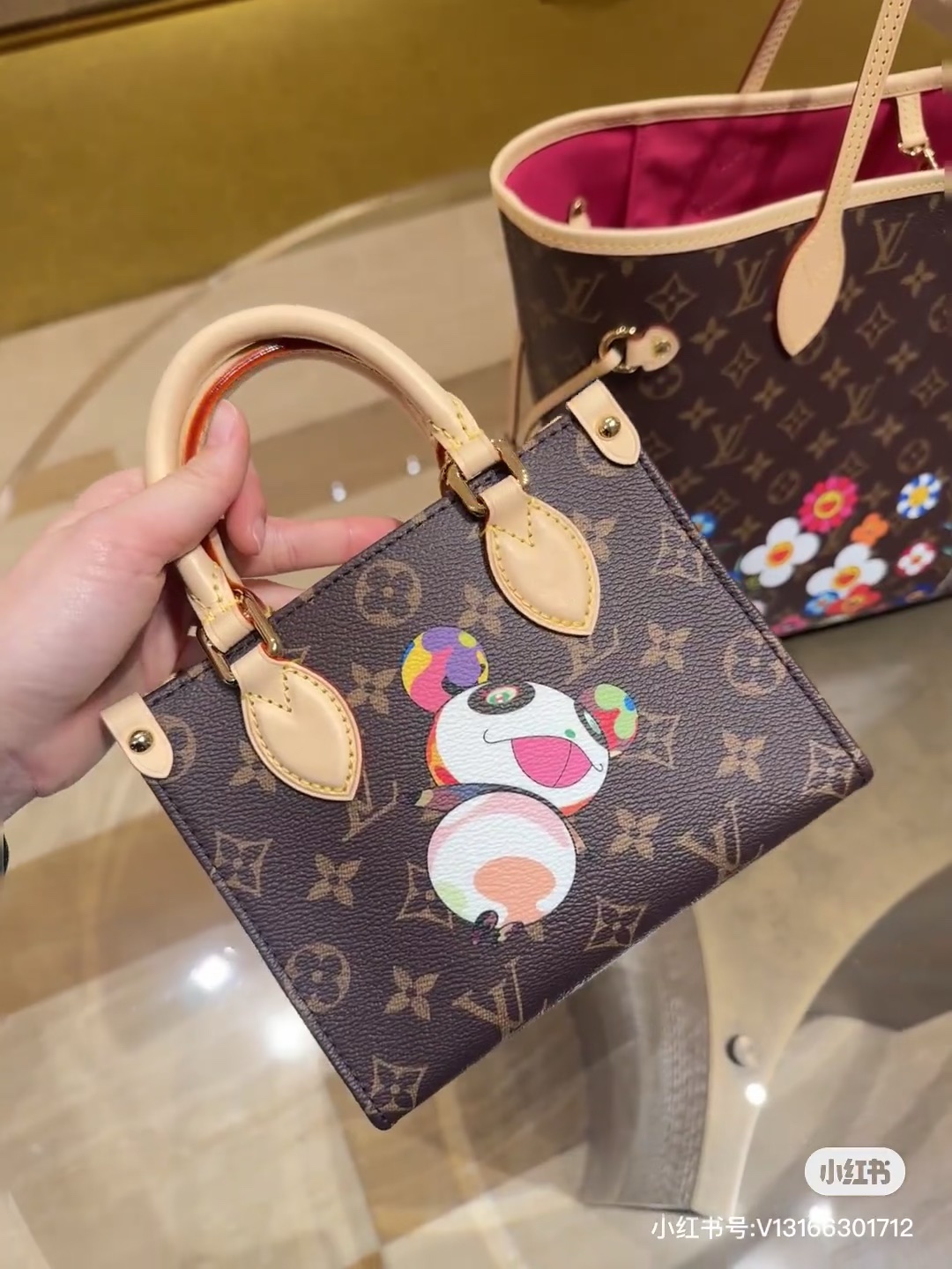 NO:394988,Clearance special offer, top-level original single all-steel hardware, variable code chip model M13668 Louis Vuitton x Takashi Murakami reprint series interprets the exquisite version of OnTheGo handbag with playful brushstrokes. Monogram canvas and cowhide lay the classic style of the brand. The smart and cute panda image in Murakami's pen is transformed into front and rear prints. The removable and adjustable shoulder strap provides a variety of carry options, and the zippered patch pocket makes personal items safe and secure. 15 x 8.5 x 18 cm (height x width x length), LV [top-level original], louis vuitton, louis vuitton, cowhide19860909清仓特价,顶级原单全钢五金 变码芯片型号M13668 路易威登 x 村上隆再版系列以玩味笔触演绎 OnTheGo 手袋的玲珑版本.Monogram 帆布与牛皮革奠定品牌经典格调,村上隆笔下灵动可爱的熊猫形象化身为前后印花.可拆卸并调节的肩带提供多种背携选择,拉链内贴袋令个人物品稳妥随行.15 x 8.5 x 18厘米 (高 x 宽 x 长度),LV【顶级原单】,louis vuitton,louis vuitton,cowhide,Bag