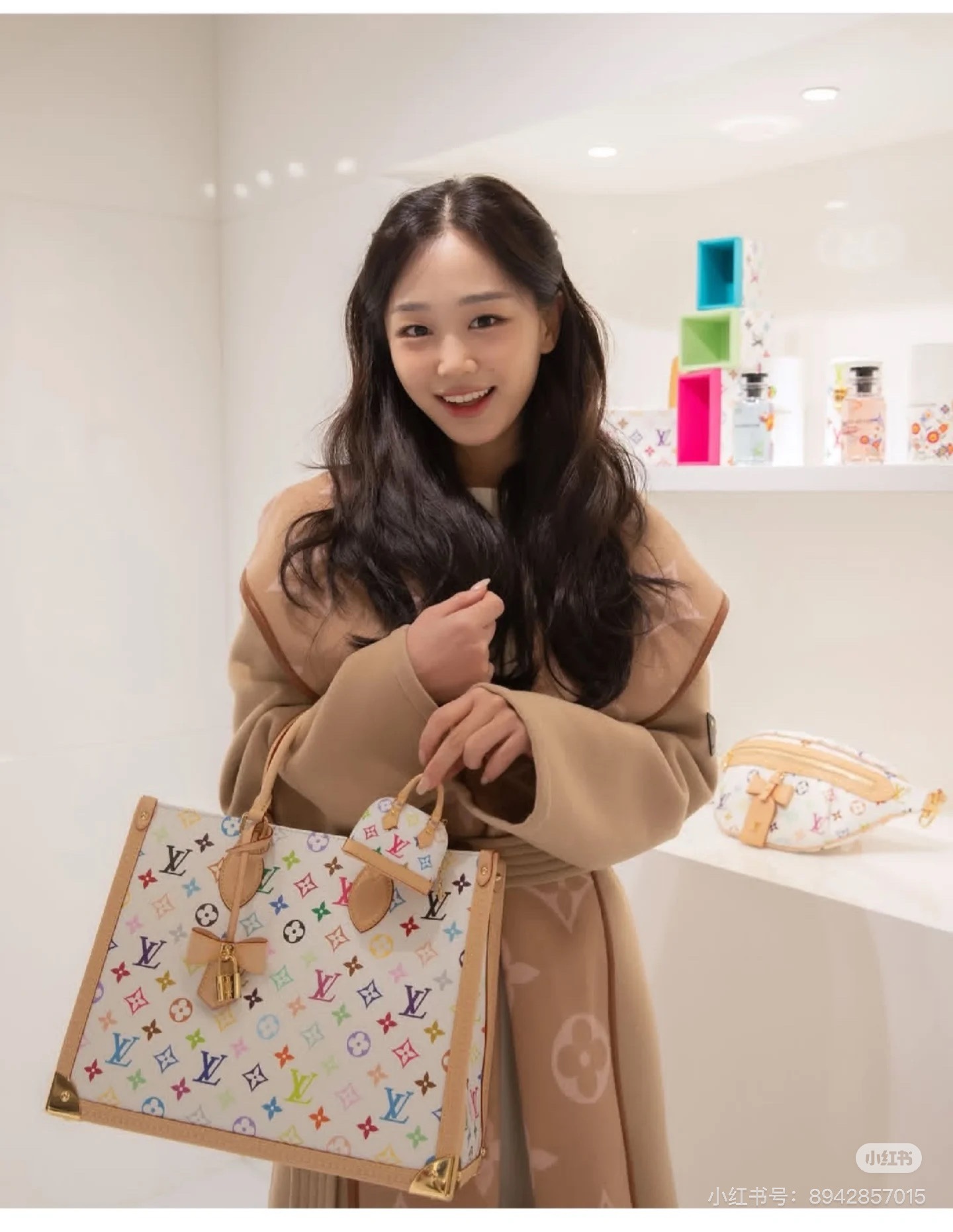 NO:207753,Top original single, variable code chip M13079 Louis Vuitton x Takashi Murakami reprint series interprets OnTheGo medium-sized handbag with flexible brushstrokes. Colorful Monogram canvas body, cowhit trim and LV x TM key bag show exquisite style, bright corners trace back to Louis Vuitton traditional suitcase design, shoulder straps and top handles achieve multiple carrying methods. Size 27-14-35CM, LV [top original single], louis vuitton, louis vuitton, cowhide19860909顶级原单,变码芯片M13079 路易威登 x 村上隆再版系列以灵动笔触演绎 OnTheGo 中号手袋.缤纷 Monogram 帆布包身、牛皮革饰边和 LV x TM 钥匙包彰显考究格调,莹亮包角回溯路易威登传统行李箱设计,肩带和顶部手柄实现多种背携方式.尺寸27-14-35CM,LV【顶级原单】,louis vuitton,louis vuitton,cowhide,Bag