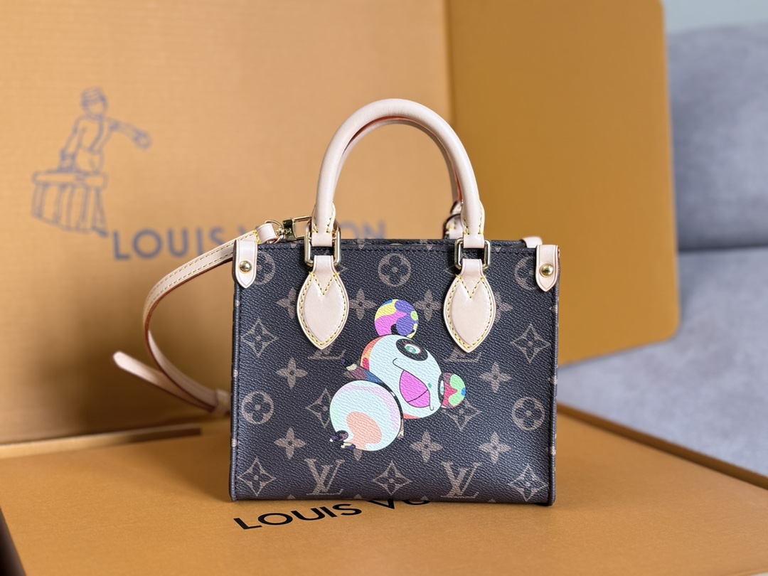NO:207765,, Top original single all-steel hardware, variable code chip model M13668 Louis Vuitton x Takashi Murakami reprint series interprets the exquisite version of OnTheGo handbag with playful brushstrokes. Monogram canvas and cowhide lay the classic style of the brand. The smart and cute panda image in Murakami's pen is transformed into front and rear prints. The removable and adjustable shoulder straps provide a variety of carry options, and the zippered patch pockets make personal items safe and secure. 15 x 8.5 x 18 cm (height x width x length), LV [top original], louis vuitton, louis vuitton, cowhide19860909,顶级原单全钢五金 变码芯片型号M13668 路易威登 x 村上隆再版系列以玩味笔触演绎 OnTheGo 手袋的玲珑版本.Monogram 帆布与牛皮革奠定品牌经典格调,村上隆笔下灵动可爱的熊猫形象化身为前后印花.可拆卸并调节的肩带提供多种背携选择,拉链内贴袋令个人物品稳妥随行.15 x 8.5 x 18厘米 (高 x 宽 x 长度),LV【顶级原单】,louis vuitton,louis vuitton,cowhide,Bag