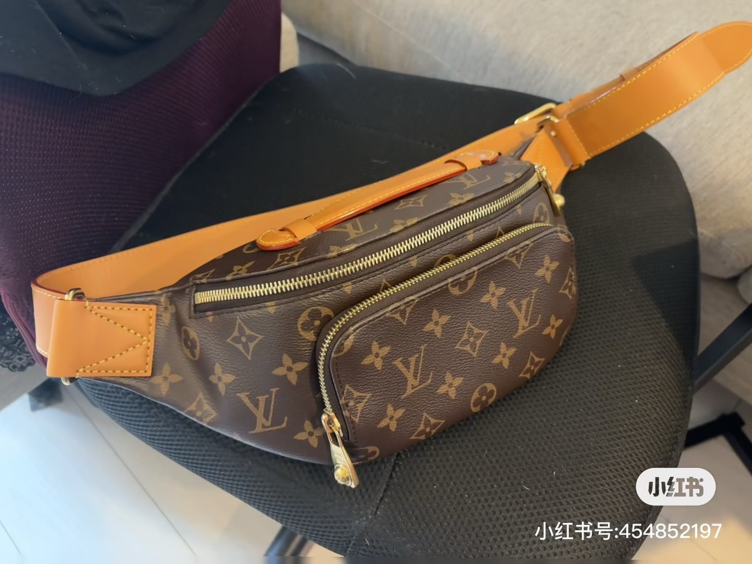 NO:206772,Top original single-code chip♀【rush waist bag】 Model M14019 waist bag This rush waist bag is made of soft monogram canvas, which combines functional considerations and trendy style. The beaded zipper head opens the zipper front pocket to properly store mobile phones, keys and cards. The zipper main compartment provides a shelter for daily needs, with adjustable straps and top leather handles and a back-carrying option. Size 15 x 8 x 30 cm, LV [top original list], louis vuitton19860909顶级原单变码芯片♀【rush 腰包】 型号M14019腰包 本款 rush 腰包取材柔软 monogram 帆布,兼具功能考量与潮流格调.珠饰拉链头开启拉链前袋,可妥善收纳手机、钥匙与卡片.拉链主隔层为日常所需提供栖身之所,可调节包带和顶部皮革手柄再添背携选择. 尺寸15 x 8 x 30 厘米,LV【顶级原单】,louis vuitton,Bag