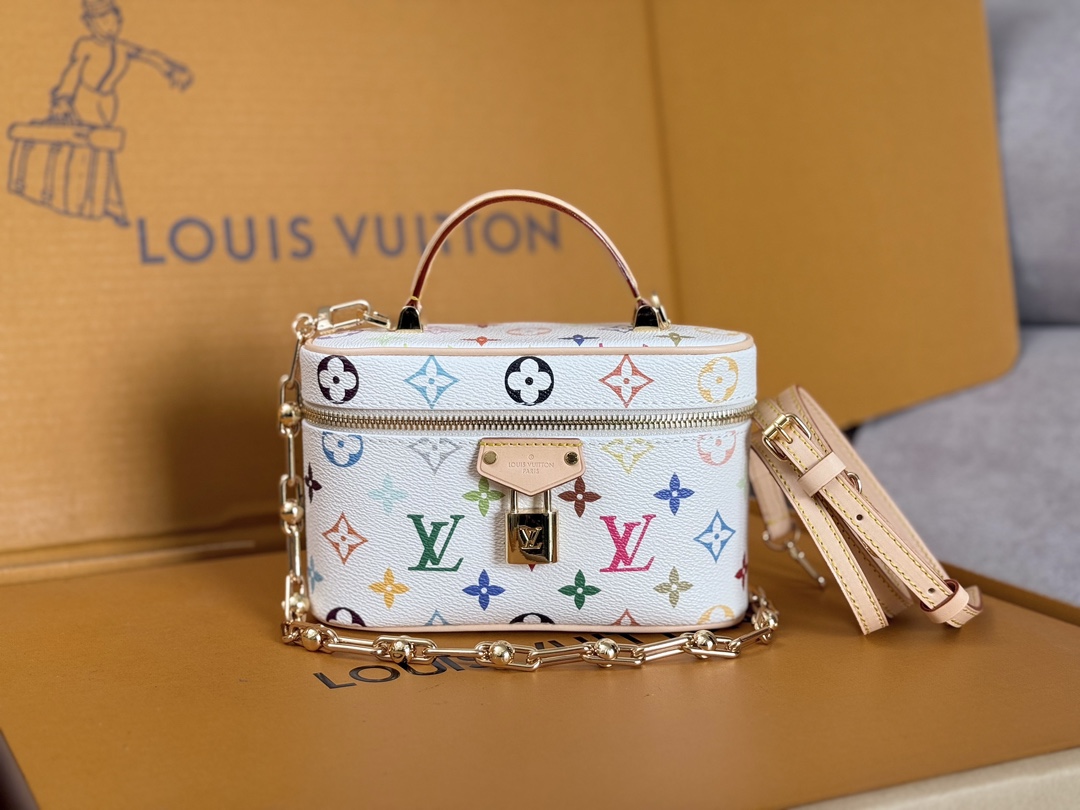 NO:207766,Top original single-code chip vanity chain pouch handbag] M13662 White Color (Three Color-Murakami Takashi) This vanity pouch handbag comes from Louis Vuitton x Murakami Takashi reprint series, reinterpreting the brand's classic monogram pattern in the bright tones of the artist. The coated canvas is blended with cowhide, zipper opening and closing, removable chain and lv inscription padlock and add metallic luster. Size 11.5 x 6.5 x 19 cm, LV [top original list], louis vuitton, louis vuitton, cowhide19860909顶级原单变码芯片 vanity chain pouch 手袋】 M13662 白彩（三彩-村上隆） 本款 vanity pouch 手袋出自路易威登 x 村上隆再版系列,以艺术家的鲜明色调重绎品牌经典 monogram 图案.涂层帆布融入牛皮革饰边,拉链开合、可拆卸链条和 lv 铭纹挂锁再添金属莹泽. 尺寸11.5 x 6.5 x 19 厘米,LV【顶级原单】,louis vuitton,louis vuitton,cowhide,Bag