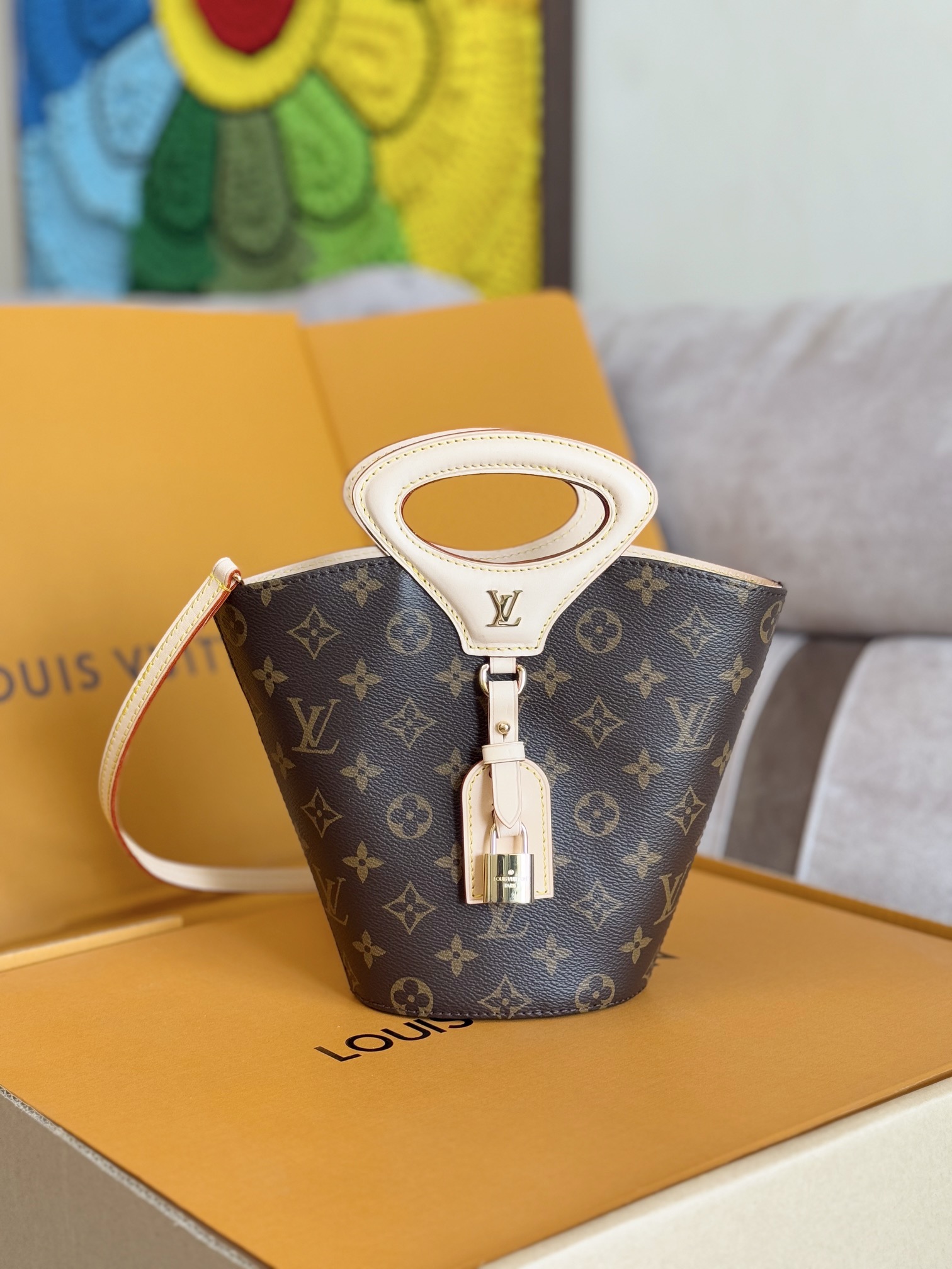 NO:206788,Authentic variable-code chip top-grade original sheet [RIVAGE BB handbag] M14680 presbyterian Nicolas Ghesquière presented Rivage BB handbag at the 2025 spring and summer show, using Monogram canvas to cut out the bucket silhouette, reinterpreting the Noctambule handbag launched by Louis Vuitton in 1999. Hard box style handle, LV inscription padlock and leather luggage tag show classic elements, and tie a shoulder strap to achieve convenient crossbody. Size: 18 x 7 x 12 cm, LV [top original sheet], manolo blahnik, louis vuitton, louis vuitton19860909正品级 变码芯片顶级原单【RIVAGE BB 手袋】M14680老花 Nicolas Ghesquière 于 2025 春夏秀场呈献 Rivage BB 手袋,以 Monogram 帆布裁出水桶廓形,重新诠释路易威登于 1999 年推出的 Noctambule 手袋.硬箱风格手柄、LV 铭纹挂锁和皮革行李牌彰显经典元素,系上肩带即可实现便捷斜挎.尺寸:18 x 7 x 12 厘米,LV【顶级原单】,manolo blahnik,louis vuitton,louis vuitton,Bag