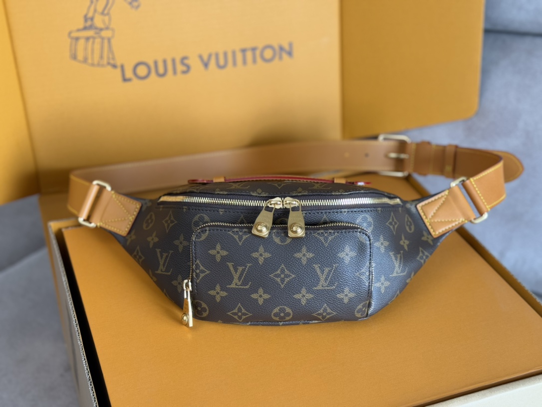 NO:206764,Genuine grade top-level original single-variable chip♀【rush waist bag】 Model M14019 waist bag This rush waist bag is made of soft monogram canvas, which combines functional considerations and trendy style. The beaded zipper head opens the zipper front pocket to properly store mobile phones, keys and cards. The zipper main compartment provides a shelter for daily needs, with adjustable straps and top leather handles and a back-carrying option. Size 15 x 8 x 30 cm, LV [top original list], louis vuitton19860909正品级 顶级原单变码芯片♀【rush 腰包】 型号M14019腰包 本款 rush 腰包取材柔软 monogram 帆布,兼具功能考量与潮流格调.珠饰拉链头开启拉链前袋,可妥善收纳手机、钥匙与卡片.拉链主隔层为日常所需提供栖身之所,可调节包带和顶部皮革手柄再添背携选择. 尺寸15 x 8 x 30 厘米,LV【顶级原单】,louis vuitton,Bag