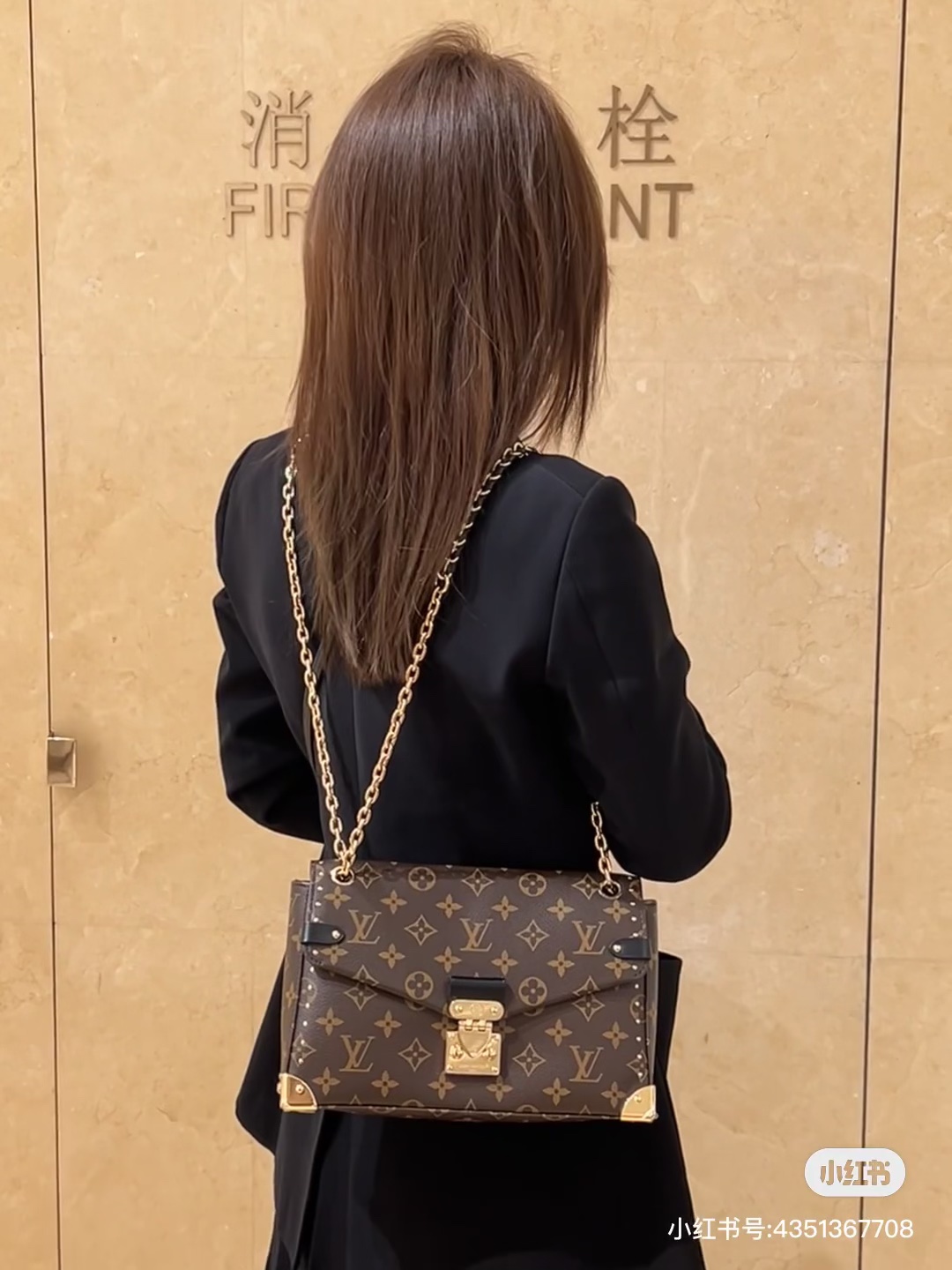 NO:206784,The original single hardware model of variable code chip 14526 old-fashioned, Trunkie handbag combines Monogram canvas and metal rivets, paired with metal textured corners and iconic S-lock buckle, highlighting the brand heritage with a retro suitcase style. The interior space and zippered pockets are convenient to accommodate daily needs, and the sliding chain shoulder straps expand the portability choice. 16 x 8 x 27 cm (height x width x length), LV [top original single], louis vuitton19860909变码芯片原单五金型号14526老花,Trunkie 手袋结合 Monogram 帆布和金属铆钉,搭配金属质感包角和标志性 S-lock 锁扣,以复古行李箱格调彰显品牌传承.内部空间和拉链口袋方便容纳日常所需,滑链肩带拓展背携选择. 16 x 8 x 27 厘米 (高 x 宽 x 长度),LV【顶级原单】,louis vuitton,Bag