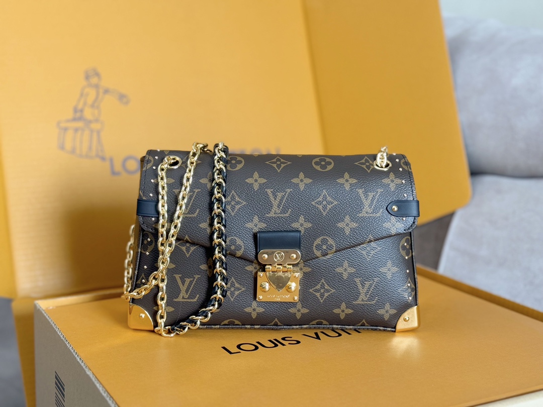 NO:206776,Genuine grade variable code chip original single hardware model 14526 old-fashioned, Trunkie handbag combined with Monogram canvas and metal rivets, paired with metal textured corners and iconic S-lock buckle, highlighting the brand heritage with retro suitcase style. The interior space and zippered pockets are convenient to accommodate daily needs, and the sliding chain shoulder straps expand the portability choice. 16 x 8 x 27 cm (height x width x length), LV [top original single], louis vuitton19860909正品级 变码芯片原单五金型号14526老花,Trunkie 手袋结合 Monogram 帆布和金属铆钉,搭配金属质感包角和标志性 S-lock 锁扣,以复古行李箱格调彰显品牌传承.内部空间和拉链口袋方便容纳日常所需,滑链肩带拓展背携选择. 16 x 8 x 27 厘米 (高 x 宽 x 长度),LV【顶级原单】,louis vuitton,Bag