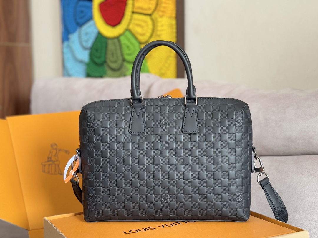 NO:212865,Top original single original matte hardware variable code chip Model N41248 porte-documents Jour briefcase is made of soft damier infini leather, which can easily carry files and a 15-inch laptop. porte-documents Jour official bag is lightweight, has a large space and soft texture, making it the best choice for business and leisure. 37 x 28 x 6 cm (Length x Height x Width), LV [Top original list], louis vuitton, cowhide19860909顶级原单原版磨砂五金变码芯片 型号N41248 porte-documents jour公文包采用柔软的damier infini牛皮制作,可从容携带文件与15寸的手提电脑. porte-documents jour公务包分量轻、空间大、质地软,是商务休闲的不二之选.37 x 28 x 6 cm (长 x 高 x 宽),LV【顶级原单】,louis vuitton,cowhide,Bag