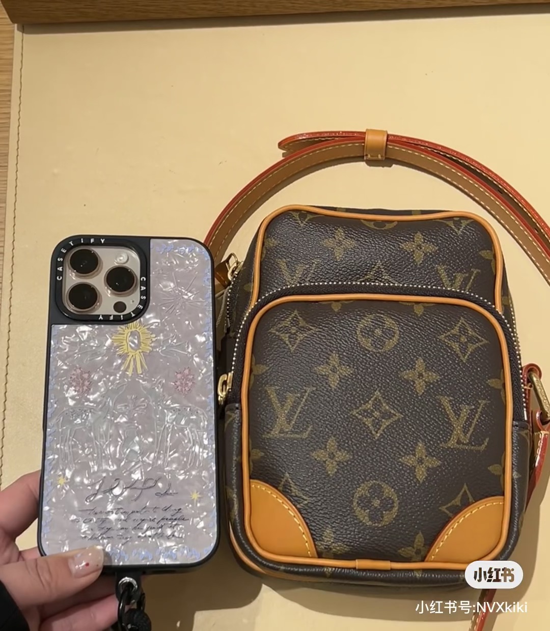 NO:206758,Top-level 163 chip original single hardware model M14014 Presbyterian In its latest series, Harrell Williams reshaped the 1980s Amazon crossbody bag, renovating it with luxurious details. Selected soft cowhide leather, covered with Monogram print, and the leather texture is like a retro Monogram canvas. The bag is decorated with pearl zippers and paired with a removable Louis Vuitton metal tag, which is reminiscent of the nameplate on the brand's retro suitcase. 13.5 x 20.0 x 8.0 cm (Length x Height x Width), LV [Top Original], louis vuitton,louis vuitton,satchels,crossbody bags,cowhide19860909顶级原单变码163芯片原单五金型号M14014老花 在其最新系列中,harrell Williams 重塑了 80 年代的 Amazone 斜挎包,以奢华细节对其进行了焕新升级.甄选柔软的牛皮革,覆以 Monogram 印花,皮革质感宛如复古的 Monogram 帆布.包身点缀珍珠拉链,搭配可拆卸路易威登金属吊牌,令人联想起品牌复古行李箱上的铭牌.13.5 x 20.0 x 8.0 厘米 (长 x 高 x 宽),LV【顶级原单】,louis vuitton,louis vuitton,satchels,crossbody bags,cowhide,Bag