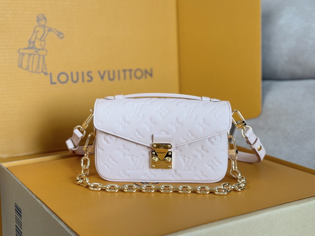 NO:676526,Original Leather Postman Model M47045 Cherry Blossom Pink This Pochette Metis East West handbag is made of Monogram Empreinte leather with Monogram pattern embossed, which combines classic elements and contemporary details. The S-lock lock and top handle pay tribute to the brand's trunk-making heritage, and the compact configuration and detachable shoulder short chain highlight the trendy style. 21.5 x 13.5 x 6.0 cm (Length x Height x  wide), LV [top original order], louis vuitton19860909原厂皮小邮差型号 M47045樱花粉本款 Pochette Metis East West 手袋为 Monogram Empreinte 皮革压印 Monogram 图案,将经典元素和当代细节融于一身.S-lock 锁扣和顶部手柄致敬品牌制箱传承,紧凑构型和可拆卸肩背短链彰显潮流风范. 21.5 x 13.5 x 6.0 cm (长 x 高 x 宽),LV【顶级原单】,louis vuitton,Bag