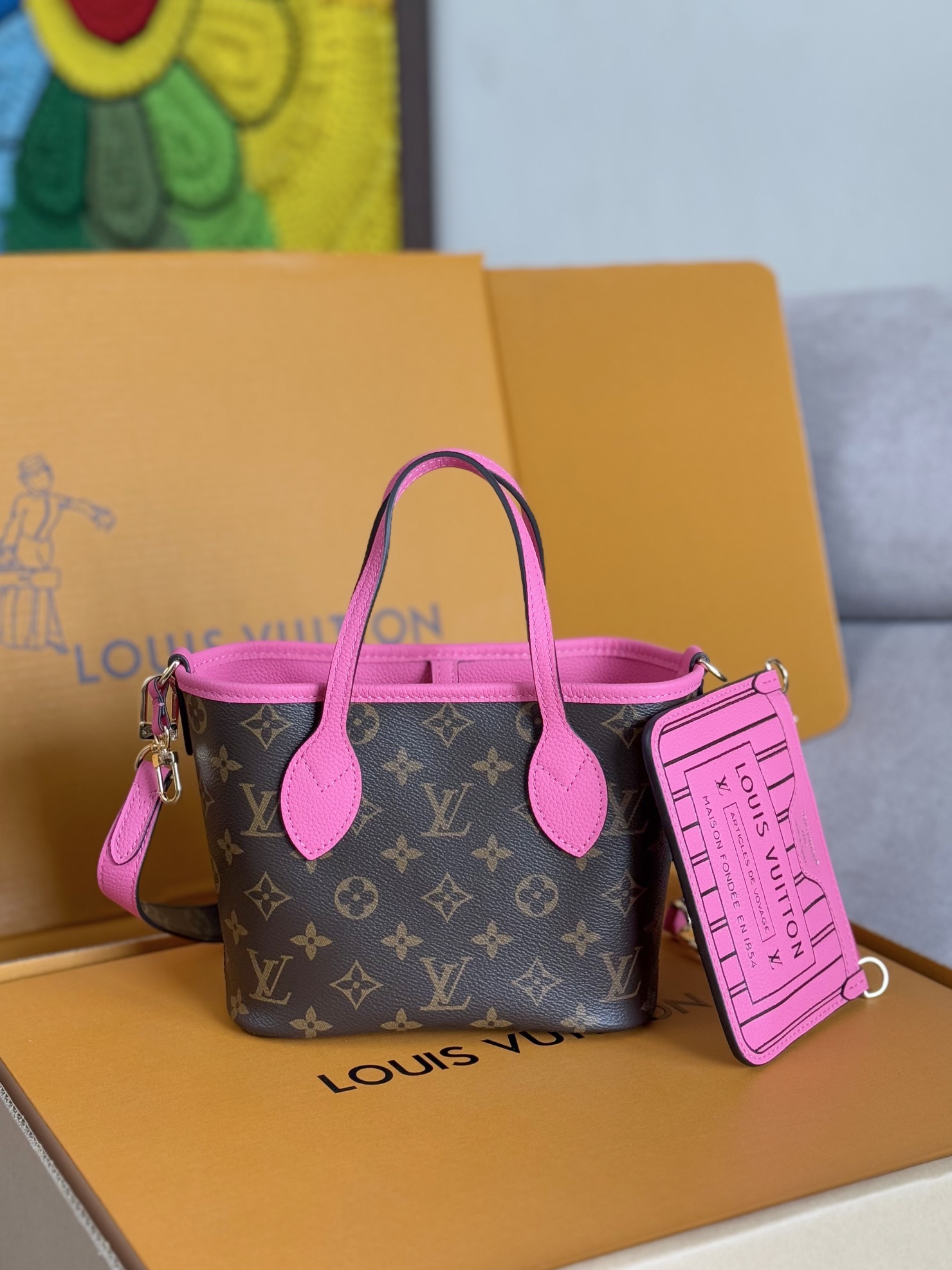 NO:213841,All-steel hardware top-grade original single-code chip model M12106 rose red small double-sided shopping bag Neverfull Bandoulière Inside Out BB handbag This season, the two-sided version of the classic design is decorated with the iconic Monogram canvas and grained leather. The removable zipper bag can be used alone or hung from the outside. The removable shoulder strap is convenient for crossbody, and the dazzling metal parts add exquisite details. 14 x 9 x 24 cm (height x width x length), LV [top original list], louis vuitton19860909全钢五金顶级原单变码芯片型号M12106玫红小号双面购物袋Neverfull Bandoulière Inside Out BB 手袋本季演绎经典设计的双面版本,以标志性 Monogram 帆布和粒面皮革分饰正反面.可拆卸拉链袋既可单独使用,亦可悬挂于外部.可拆卸肩带方便斜挎,耀目金属件再添考究细节. 14 x 9 x 24厘米 (高 x 宽 x 长度),LV【顶级原单】,louis vuitton,Bag