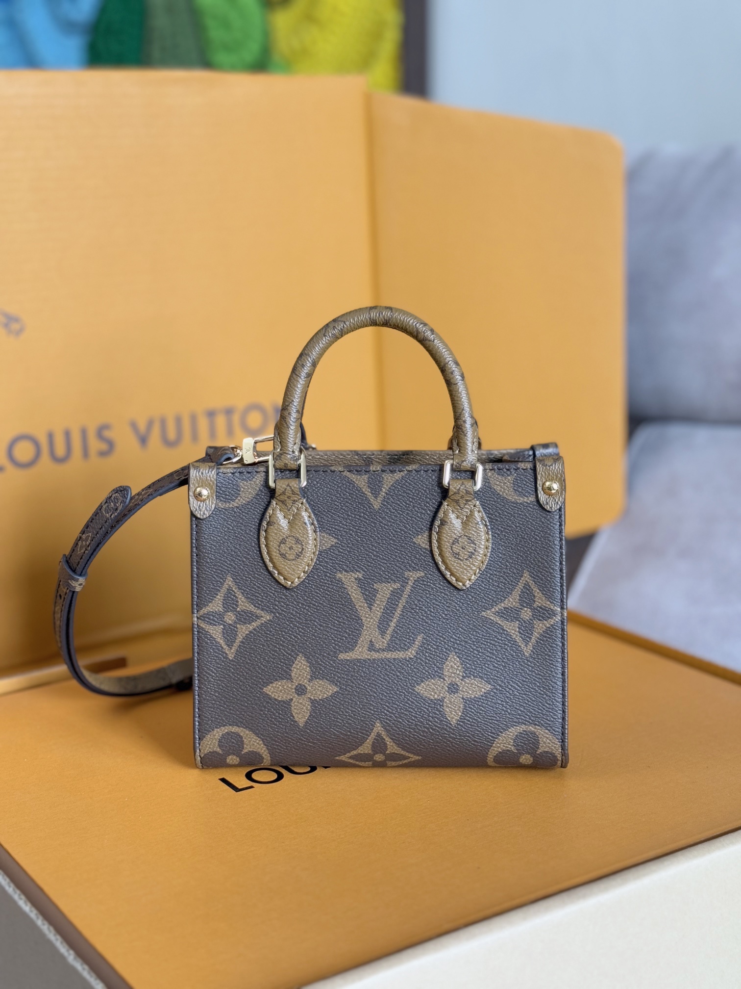 NO:209952,Original single-quality variable-code chip all-steel hardware model M46839 presbyterian onthego Tote bag is designed with a monogram canvas enriched original design, integrating monogram reverse canvas for leather handles and handle fixtures. Enriched space to store the phone, and the removable and adjustable shoulder straps add a back and portability option. Dimensions 18 x 15 x 8.5 cm (length x height x width), LV [top original list], louis vuitton, versace, totes19860909原单品质变码芯片全钢五金型号M46839老花onthego 托特包以 monogram 帆布浓缩原版设计,为皮革手柄及手柄固定件融入 monogram reverse 帆布.充裕空间可收纳手机,可拆卸并调节的肩带再添背携选项. 尺寸18 x 15 x 8.5 厘米 (长度 x 高 x 宽),LV【顶级原单】,louis vuitton,versace,totes,Bag