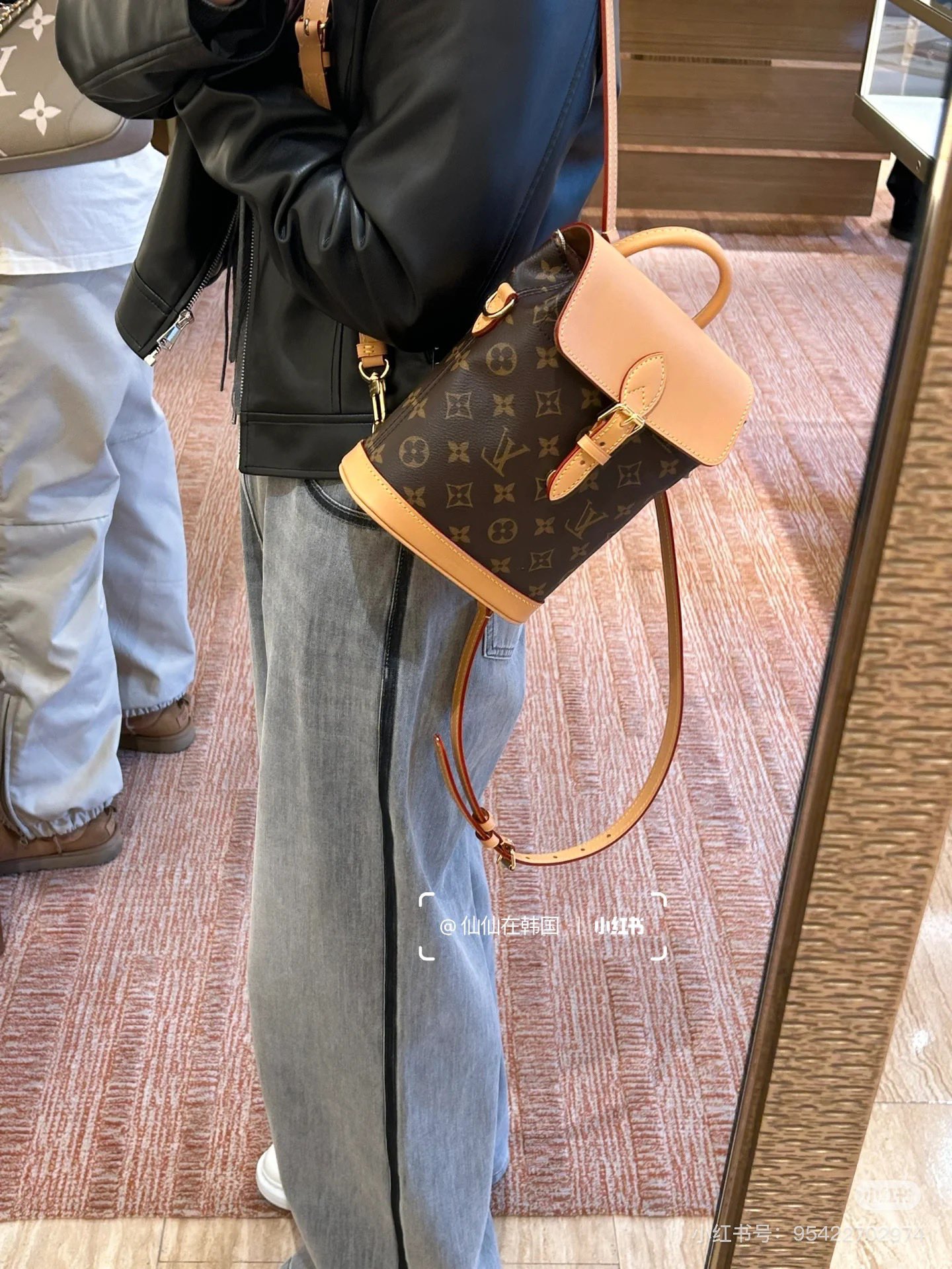 NO:207770,Top original single 163 chip all-steel hardware [soho mini backpack] Model M14651 Soho mini is displayed in monogram canvas material. It is reminiscent of the compact and practical design of the 1996 Arlesson backpack. It is designed to be used for daily and traveling items. The trunk house hx's iconic heritage decoration and retro atmosphere buttons. It can be characterized by five d-rings for performances in numerous styles. Size 17 x 23 x 8 cm, LV [top original single], louis vuitton, backpacks, cowhide19860909顶级原单163芯片全钢五金【soho mini 双肩包】 型号M14651 以monogram帆布材质展示的soho mini.让人联想到1996年的阿尔勒松背包的小巧而实用的设计.被设计成可以用于日常和旅行的物品.制作后备箱的house hx的标志性遗产的天然牛皮材质的装饰和复古氛围的扣子.能够以众多风格演出的五个d环为特征. 尺寸17 x 23 x 8 厘米,LV【顶级原单】,louis vuitton,backpacks,cowhide,Bag