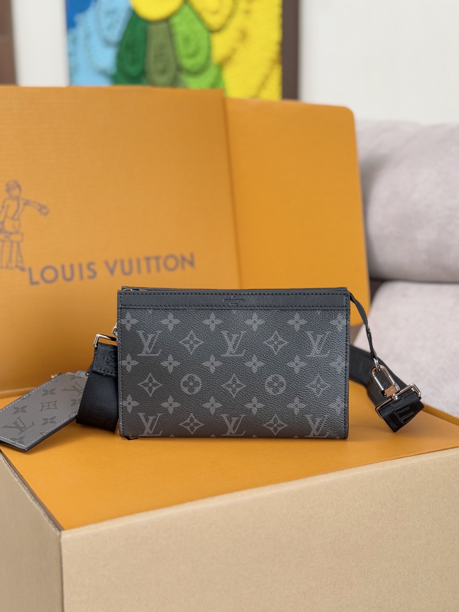 NO:207739,Variable code chip [Top original single] Model M81124 Black Flower M14036 Old Flower, this gaston wearable wallet is inspired by the poch ette voyage of house. Made of monogram eclipse reverse canvas, it has a removable and adjustable textile tape connected to it with a removable card holder, ideal for contactless payment or commuter cards. The Gaston is the perfect size daily necessity such as a smartphone. Size 22.0 x 14.5 x 4.5 cm (Length x Height x Width).,LV [Top original single],christian louboutin,louis vuitton,versace,wallets19860909变码芯片【顶级原单】型号M81124黑花 M14036老花,本款gaston 可穿戴钱包的设计灵感来源于 house 的 poch ette voyage .由 monogram eclipse reverse 帆布制成,它有一个可移动和可调节的纺织带与可拆卸的卡持有人连接到它,非接触式支付或通勤卡的理想选择.该加斯顿是完美的大小日常必需品,如智能手机 尺寸22.0 x 14.5 x 4.5 厘米 (长 x 高 x 宽).,LV【顶级原单】,christian louboutin,louis vuitton,versace,wallets,Bag