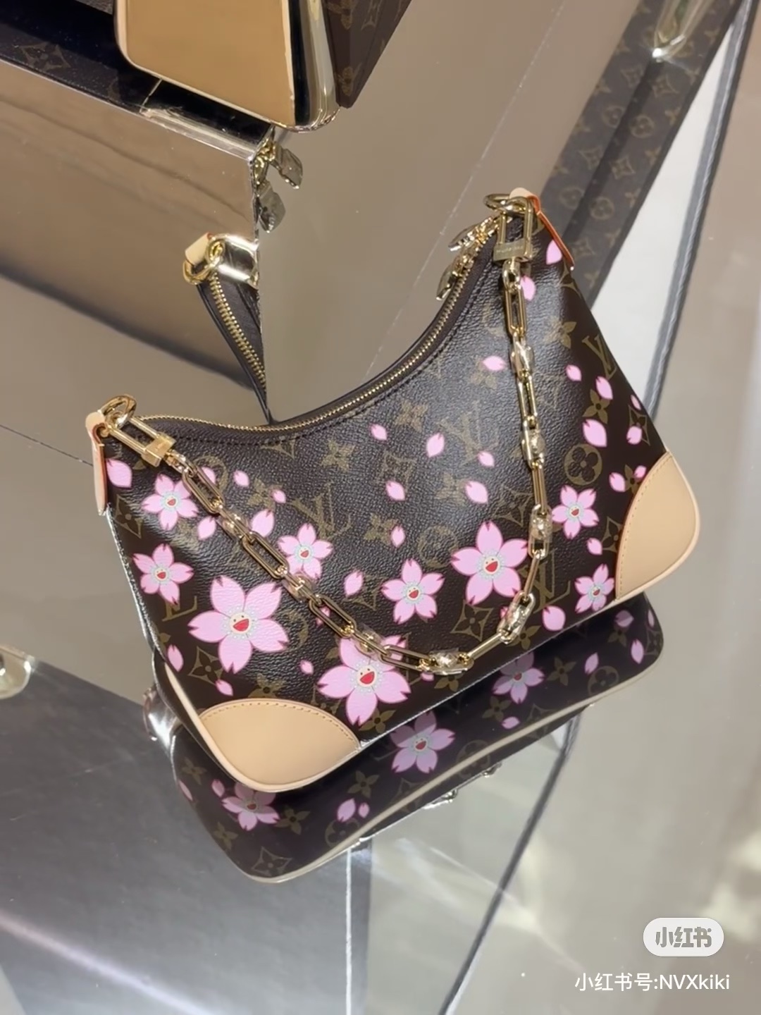 NO:207768,Variable chip original single quality original single hardware [LV x TM BOULOGNE handbag] M13265 Sakura This Boulogne handbag is from Louis Vuitton x Takashi Murakami replica series, which uses Monogram-coated canvas to set off the vitality of Cherry Blossom pattern. Classic leather shaped detachable rivet straps and corners, and dazzling metal parts show exquisite style. Size 16 x 9.5 x 29 cm, LV [top original single], louis vuitton, louis vuitton19860909变码芯片原单品质原单五金【LV x TM BOULOGNE 手袋】M13265樱花 本款 Boulogne 手袋出自路易威登 x 村上隆复刻系列,以 Monogram 涂层帆布烘托 Cherry Blossom 图案的盎然生机.经典皮革塑造可拆卸铆钉肩带和包角,耀目金属件彰显考究格调. 尺寸16 x 9.5 x 29 厘米,LV【顶级原单】,louis vuitton,louis vuitton,Bag