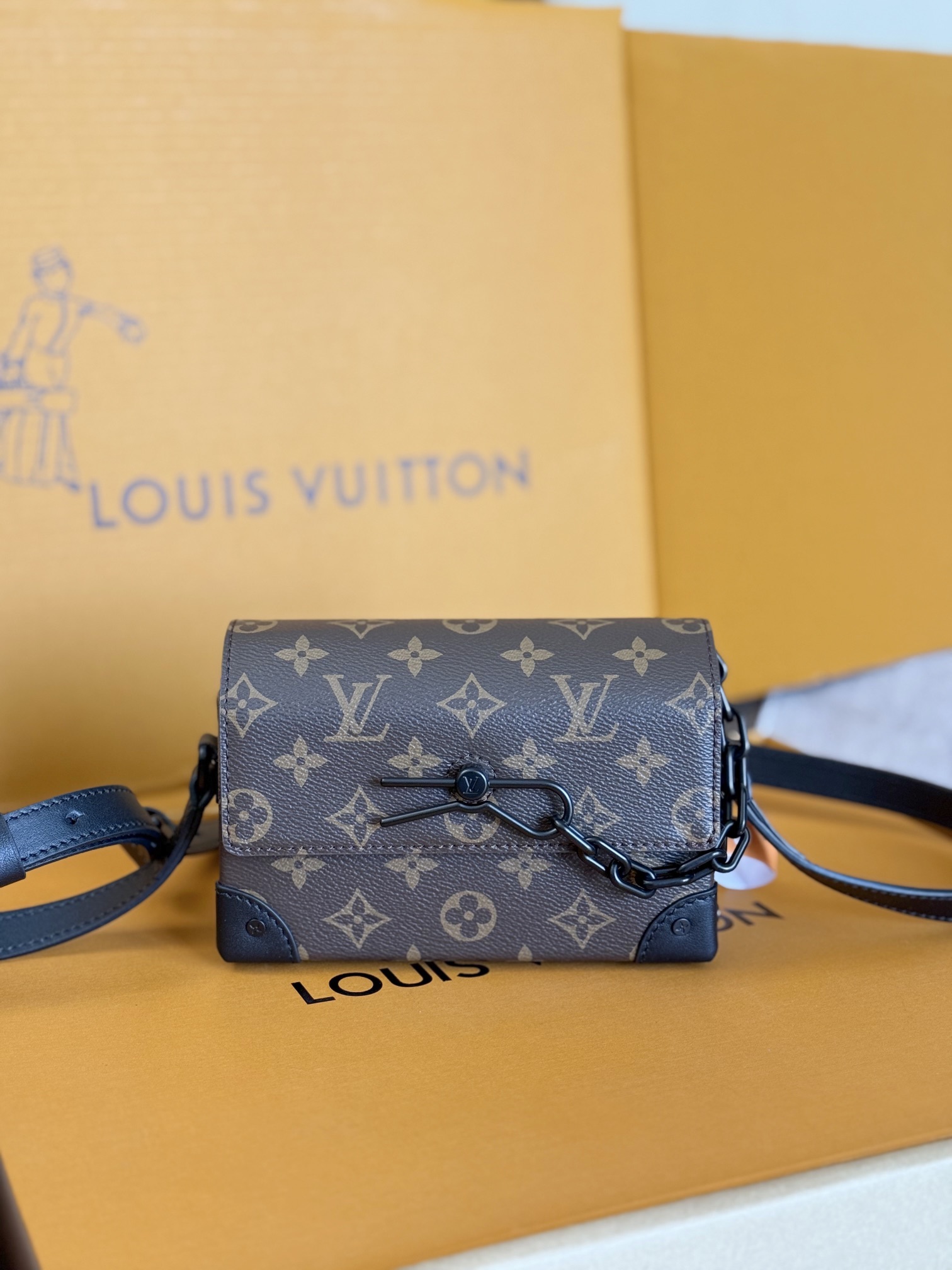 NO:207822,Genuine grade variable code chip original single hardware model: M83613, this Steamer mini handbag is made of Monogram Macassar canvas, which establishes recognition with decorative chains and needles. Reinforced bag corner traceability brand box making tradition, magnetic buckle design is convenient for picking and placing small items, and adjustable shoulder straps to achieve the choice of shoulder or crossbody. Monogram Macassar coated canvas, cowhide trim, fabric lining, metal piece, Steamer style chain, magnetic buckle opening and closing, zipper inner bag, shoulder strap is not removable and adjustable! ! , Size: 18x11x6.5CM, LV [top original list], louis vuitton, cowhide19860909正品级 变码芯片原单五金型號:M83613,本款 Steamer 迷你手袋取材 Monogram Macassar 帆布,以装饰性链条和饰针树立辨识度.加固包角溯源品牌制箱传统,磁扣设计方便取放随行小物,可调节肩带实现肩背或斜挎选择.Monogram Macassar 涂层帆布一牛皮革饰边一织物内衬一金属件一Steamer 风格链条一磁扣开合一拉链内袋一肩带不可拆卸,可调节！！,尺寸:18x11x6.5CM,LV【顶级原单】,louis vuitton,cowhide,Bag