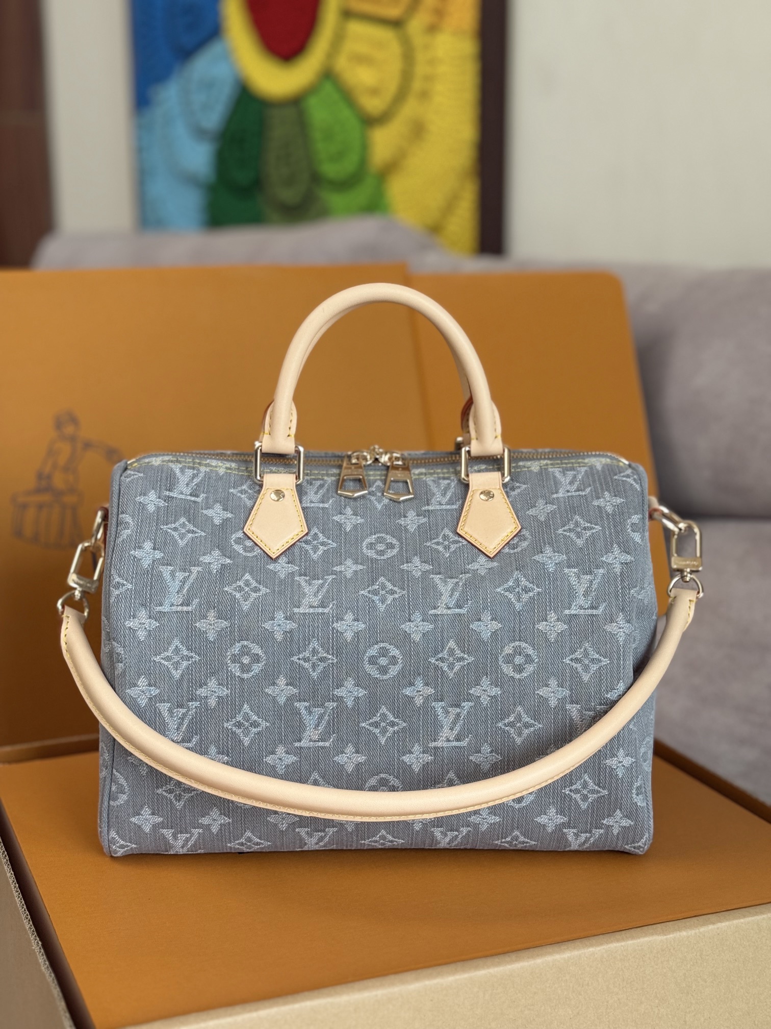 NO:210385,Top-grade original single 163 chip all-steel hardware, model M13344 Speedy Soft 30 handbag relies on Louis Vuitton's exquisite bleaching technology, and depicts the Monogram Denim pattern born in 2005 on the cotton surface, and then uses leather trim and illuminated metal parts to light up the details. The key bag and removable brand greet the brand box inheritance, and the removable Toron handle makes a comfortable shoulder and back experience. 21 x 17 x 30 cm (height x width x length), LV [top-grade original single], louis vuitton, louis vuitton19860909顶级原单163芯片全钢五金,型号M13344本款 Speedy Soft 30 手袋依托路易威登精湛漂白工艺,于棉布表面描摹诞生于 2005 年的 Monogram Denim 图案,再借皮革饰边和莹泽金属件点亮细节.钥匙包和可拆卸名牌致意品牌制箱传承,可拆卸 Toron 手柄成就舒适肩背体验. 21 x 17 x 30 厘米 (高 x 宽 x 长度),LV【顶级原单】,louis vuitton,louis vuitton,Bag