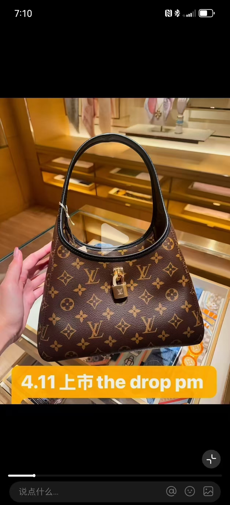 NO:213827,Top-grade original single 163 chip all-steel hardware, model M12940 presbyopia black hand-carrying underarm bag Seasonal new The Drop small handbag This The Drop small handbag draws inspiration from the Flower Hobo handbag that was released in 2019, and uses classic Monogram canvas to create an elegant configuration that combines trendy style and practical functions. The iconic padlock embellishes the brand, and combines detailed details with deep leather trim. It can easily store daily needs and meet the rhythm of urban life. 15 x 12 x 28 cm., LV [top-grade original], louis vuitton19860909顶级原单163芯片全钢五金,型号M12940老花黑色 手拎腋下包 当季新款 The Drop 小号手袋 本款 The Drop 小号手袋向 年问世的 Flower Hobo 手袋汲取灵感,以经典 Monogram 帆布裁出兼具潮流格调与实用功能的雅致构型.标志性挂锁点缀名牌,与深邃皮革饰边共筑考究细节.可轻松收纳日常所需,契合都市生活节奏.15 x 12 x 28 厘米.,LV【顶级原单】,louis vuitton,Bag