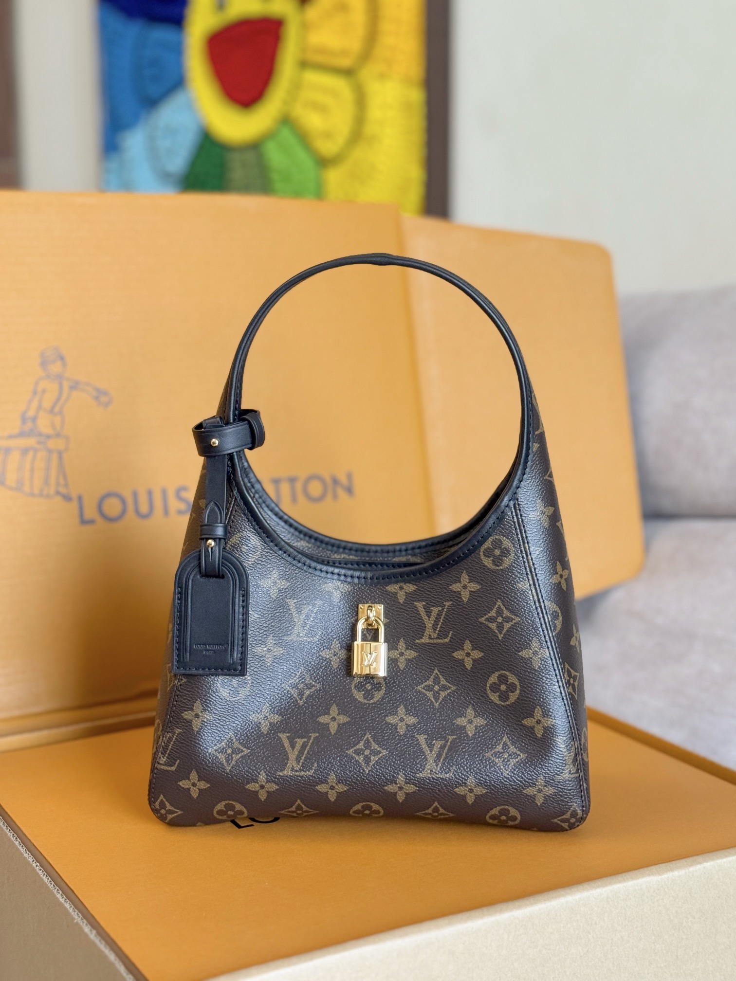 NO:213826,Top-grade original single 163 chip all-steel hardware, model M12940 presbyopia black hand-carrying underarm bag Season new style The Drop small handbag This The Drop small handbag draws inspiration from the Flower Hobo handbag that was launched in 2018, and uses classic Monogram canvas to create an elegant configuration that combines trendy style and practical functions. The iconic padlock embellishes the brand, and combines detailed details with deep leather trim. It can easily store daily needs and meet the rhythm of urban life. 15 x 12 x 28 cm., LV [top-grade original], louis vuitton19860909顶级原单163芯片全钢五金,型号M12940老花黑色 手拎腋下包 当季新款 The Drop 小号手袋 本款 The Drop 小号手袋向 2018 年问世的 Flower Hobo 手袋汲取灵感,以经典 Monogram 帆布裁出兼具潮流格调与实用功能的雅致构型.标志性挂锁点缀名牌,与深邃皮革饰边共筑考究细节.可轻松收纳日常所需,契合都市生活节奏.15 x 12 x 28 厘米.,LV【顶级原单】,louis vuitton,Bag