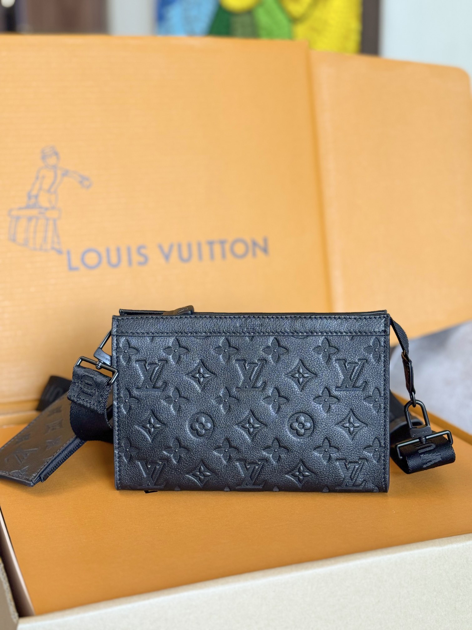 NO:406667,Top-level original single 163 chip original single hardware, model M81115 gaston wearable wallet handbag is derived from an ochette voyage clutch, cut out in monogram shadow leather to accommodate mobile phones and other travel needs. The removable and adjustable shoulder strap is equipped with a removable card clip, which is ideal for placing touch-free payment devices or transportation cards. Size 22 x 14.5 x 4.5 cm, LV [top-level original single], louis vuitton, handbag19860909顶级原单163芯片原单五金,型号 M81115 gaston wearable wallet 手袋脱胎于ochette voyage 手拿包,以 monogram shadow 皮革裁出适宜尺寸,可容纳手机等出行所需.可拆卸并调节的肩带配有可拆卸卡夹,是放置免触支付设备或交通卡的理想之所.尺寸22 x 14.5 x 4.5 厘米,LV【顶级原单】,louis vuitton,handbag,Bag