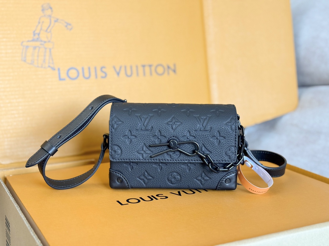 NO:406654,Top-level original single 163 chip original single hardware, model M81746 matte head leather, monogram taurillon leather complements classic elements such as steamer style chain. It is equipped with adjustable shoulder straps for easy carrying. The zipper compartment has plenty of storage space, and is paired with the front pocket flap and magnet lock to ensure the safety of the items. 18.0x 11.0x 6.5 cm (length x height x width), LV [top-level original single], louis vuitton, cowhide19860909顶级原单163芯片原单五金,型号M81746 哑光头层牛皮,monogram taurillon 皮革 与steamer 风格链条等经典元素相得益彰.配有可调节肩带,便于背携.拉链隔层收纳空间充裕,搭配前袋翻盖和磁铁锁扣,确保物品安全无虞.18.0x 11.0x 6.5厘米 (长度 x 高 x 宽),LV【顶级原单】,louis vuitton,cowhide,Bag