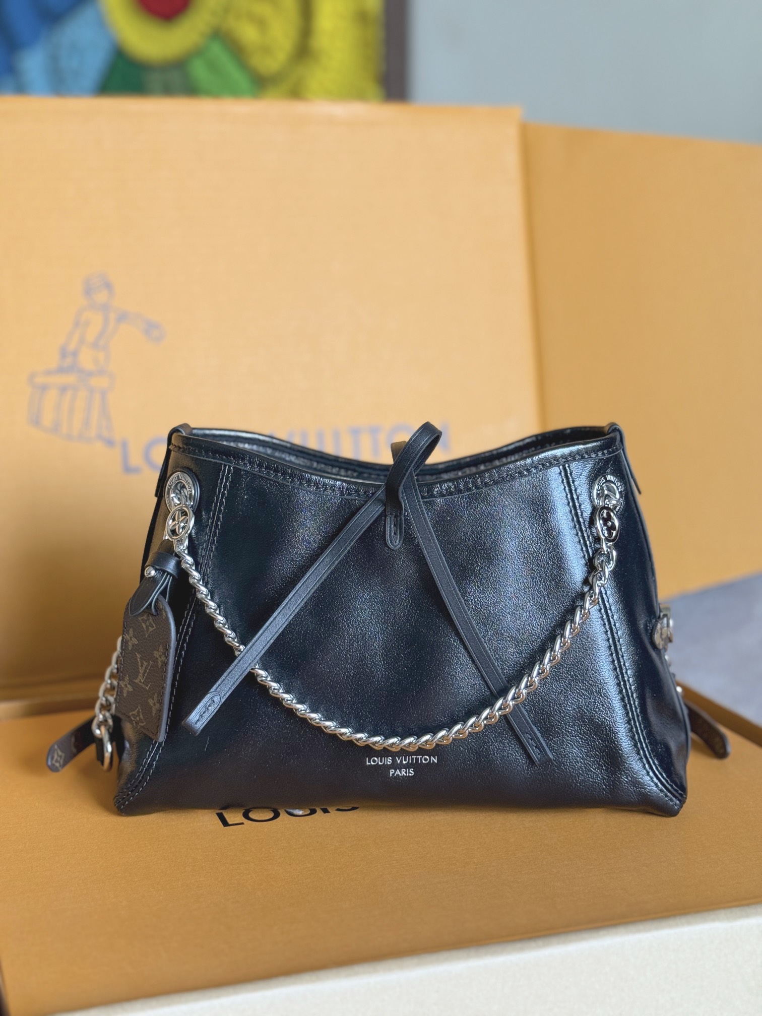 NO:210213,Top original sheet, 163 variable code chip, all steel hardware, model M12888 black sheepskin This carryall bb handbag outlines the rich outline with neat lines, embellishing the classic sheepskin monogram floral metal chain, which is in contrast to monogram canvas brand. The zippered patch pocket achieves convenient access and placement of cards and carry-on items. 17 x 10 x 26 cm, LV [top original sheet], louis vuitton, sheepskin19860909顶级原单,163变码芯片 全钢五金,型号M12888黑羊皮 本款 carryall bb 手袋以利落线条勾勒丰盈轮廓,为经典羊皮革点缀亮泽 monogram 花卉金属链条,与 monogram 帆布名牌碰撞瞩目反差.拉链内贴袋实现卡片和随身小物的便捷取放.17 x 10 x 26 厘米,LV【顶级原单】,louis vuitton,sheepskin,Bag