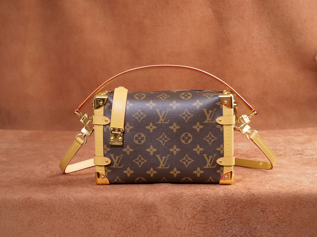 NO:557144,Exclusive real shot of 163 chip imported fabric, duty-free packaging, M46358 presbyopic yellow leather  Early spring series Cruise series, the same style as Gu Ailing's show. On the show, Gu Ailing walked out with this bag and really exploded. It boldly uses a soft and hard design concept. It is inspired by the brand's suitcases, but the leather is extremely soft. The bag body is decorated with curved angles, right angles and traditional suitcase elements, achieving a perfect fusion of leather and metal, softness and hardness. Size 21x14x6cm, LV [top original order], louis vuitton19860909独家实拍163芯片进口面料 免税包装, M46358 老花黄皮 早春系列Cruise系列,谷爱凌秀场同款,秀场上谷爱凌拿着这个包走出来真的燃炸了,大胆的用软硬兼施的设计理念,灵感源自品牌的旅行箱,皮质却极为柔软,包身饰有弯角,直角和传统的旅行箱元素,做到了皮革和金属,柔软和坚硬的完美融合.尺寸21x14x6cm,LV【顶级原单】,louis vuitton,Bag