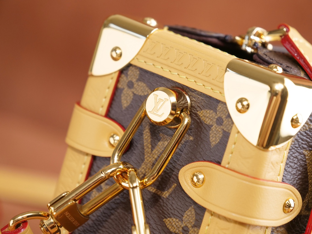 NO:557150,M46358 Presbyopia yellow leather Early spring series Cruise series, the same style as Gu Ailing's show. Gu Ailing really burst into flames when she walked out with this bag. It boldly uses a soft and hard design concept, inspired by the brand's suitcases, but the leather is extremely soft. The bag body is decorated with curved corners, right angles and traditional suitcase elements, achieving a perfect fusion of leather and metal, softness and hardness. Size 21x14x6cm, LV [top original order], louis  vuitton19860909M46358 老花黄皮 早春系列Cruise系列,谷爱凌秀场同款,秀场上谷爱凌拿着这个包走出来真的燃炸了,大胆的用软硬兼施的设计理念,灵感源自品牌的旅行箱,皮质却极为柔软,包身饰有弯角,直角和传统的旅行箱元素,做到了皮革和金属,柔软和坚硬的完美融合.尺寸21x14x6cm,LV【顶级原单】,louis vuitton,Bag