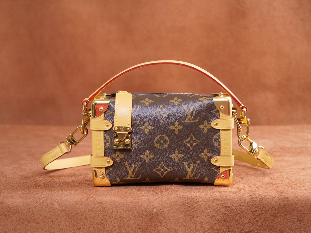 NO:557156,Exclusive real shot of 163 chip imported fabric, duty-free packaging, M46815 presbyopic yellow leather  Early spring series Cruise series, Gu Ailing Mimi, Gu Ailing really burst into flames when she walked out with this bag on the show. It boldly uses a soft and hard design concept, inspired by the brand's suitcases, but the leather is extremely soft. The bag body is decorated with curved angles, right angles and traditional suitcase elements, achieving the perfect fusion of leather and metal, softness and hardness. Size 18×12.5×8, LV [top original order], Louis Vuitton19860909独家实拍163芯片进口面料 免税包装, M46815 老花黄皮 早春系列Cruise系列,谷爱凌Mimi,秀场上谷爱凌拿着这个包走出来真的燃炸了,大胆的用软硬兼施的设计理念,灵感源自品牌的旅行箱,皮质却极为柔软,包身饰有弯角,直角和传统的旅行箱元素,做到了皮革和金属,柔软和坚硬的完美融合.尺寸18×12.5×8,LV【顶级原单】,louis vuitton,Bag